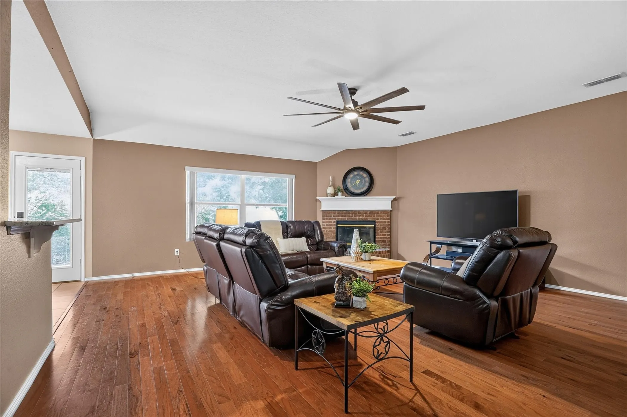 Single Family Residence For Sale in Tarrant County , 6608 Silver Oak Lane, Fort Worth, Texas 76135, 4 Bedroom, 2 Bathroom, 2 Garage spaces, 1,841 Sqft, built in 2003, mls#21399999, Real Estate Agent in Fort Worth, Homes For Sale in Tarrant county, Homes For Sale in Fort Worth, Realtor in Fort Worth Texas, Real Estate Brokerage Independent Realty Texas, Luminita Cordes Realtor