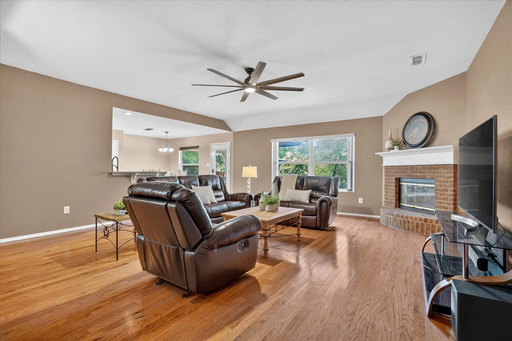 Single Family Residence For Sale in Tarrant County , 6608 Silver Oak Lane, Fort Worth, Texas 76135, 4 Bedroom, 2 Bathroom, 2 Garage spaces, 1,841 Sqft, built in 2003, mls#21399999, Real Estate Agent in Fort Worth, Homes For Sale in Tarrant county, Homes For Sale in Fort Worth, Realtor in Fort Worth Texas, Real Estate Brokerage Independent Realty Texas, Luminita Cordes Realtor