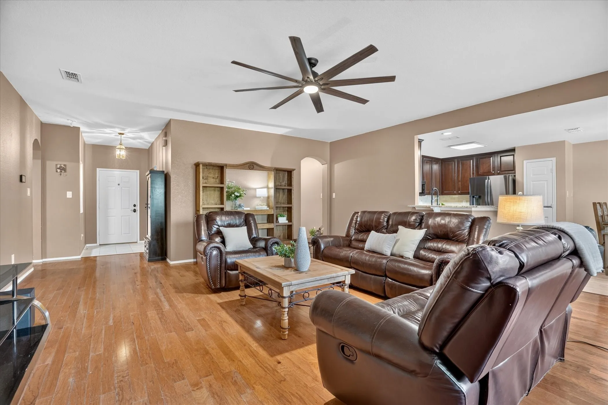 Single Family Residence For Sale in Tarrant County , 6608 Silver Oak Lane, Fort Worth, Texas 76135, 4 Bedroom, 2 Bathroom, 2 Garage spaces, 1,841 Sqft, built in 2003, mls#21399999, Real Estate Agent in Fort Worth, Homes For Sale in Tarrant county, Homes For Sale in Fort Worth, Realtor in Fort Worth Texas, Real Estate Brokerage Independent Realty Texas, Luminita Cordes Realtor