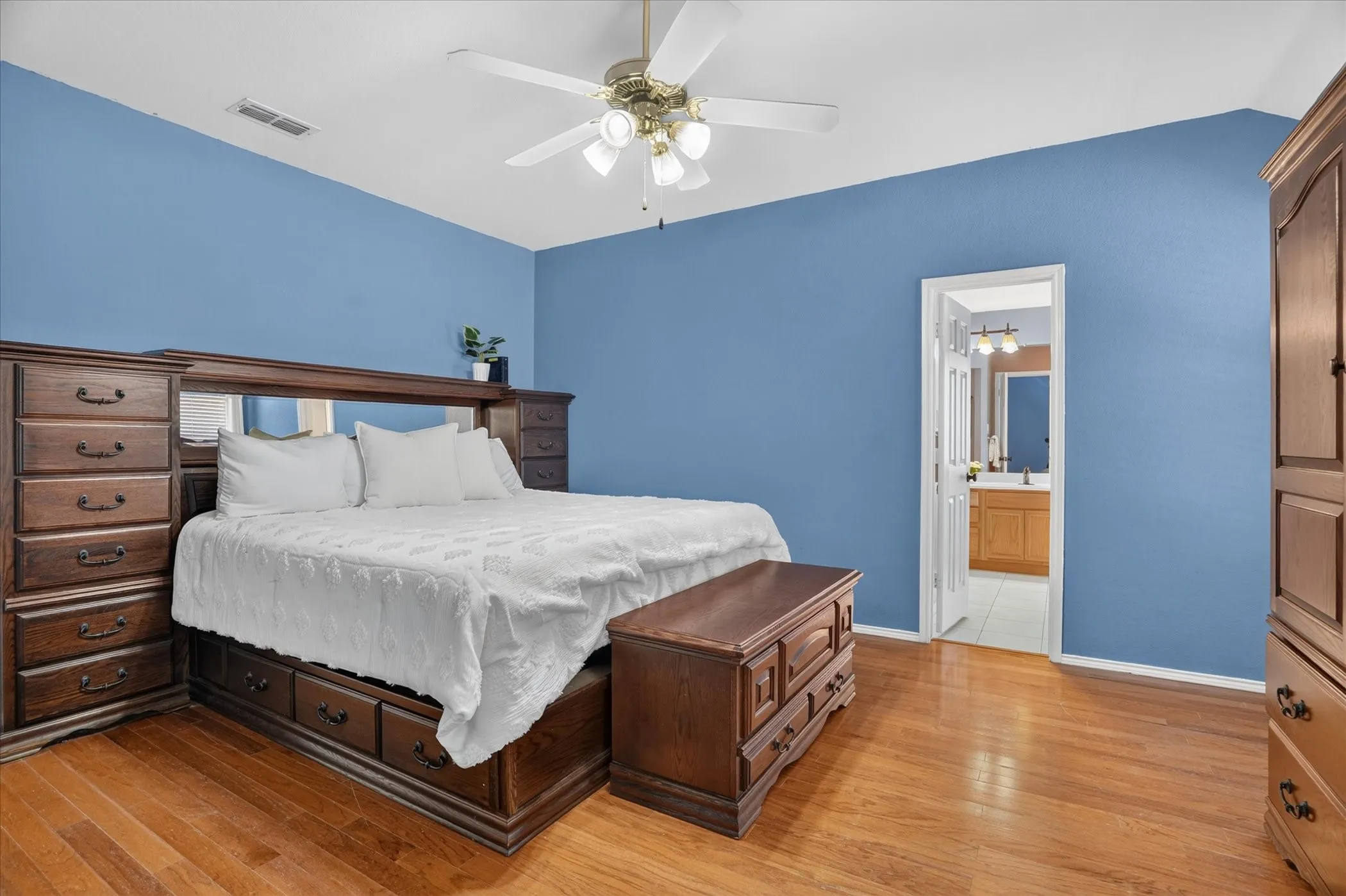 Single Family Residence For Sale in Tarrant County , 6608 Silver Oak Lane, Fort Worth, Texas 76135, 4 Bedroom, 2 Bathroom, 2 Garage spaces, 1,841 Sqft, built in 2003, mls#21399999, Real Estate Agent in Fort Worth, Homes For Sale in Tarrant county, Homes For Sale in Fort Worth, Realtor in Fort Worth Texas, Real Estate Brokerage Independent Realty Texas, Luminita Cordes Realtor