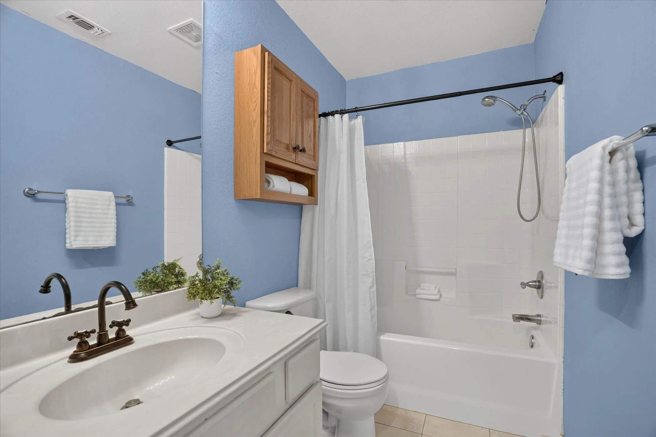 Single Family Residence For Sale in Tarrant County , 6608 Silver Oak Lane, Fort Worth, Texas 76135, 4 Bedroom, 2 Bathroom, 2 Garage spaces, 1,841 Sqft, built in 2003, mls#21399999, Real Estate Agent in Fort Worth, Homes For Sale in Tarrant county, Homes For Sale in Fort Worth, Realtor in Fort Worth Texas, Real Estate Brokerage Independent Realty Texas, Luminita Cordes Realtor