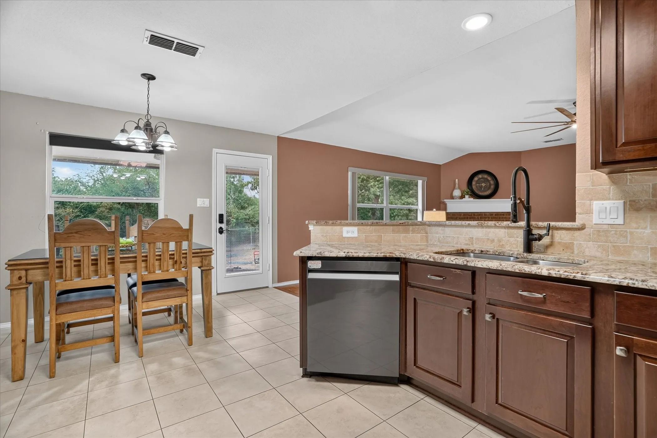 Single Family Residence For Sale in Tarrant County , 6608 Silver Oak Lane, Fort Worth, Texas 76135, 4 Bedroom, 2 Bathroom, 2 Garage spaces, 1,841 Sqft, built in 2003, mls#21399999, Real Estate Agent in Fort Worth, Homes For Sale in Tarrant county, Homes For Sale in Fort Worth, Realtor in Fort Worth Texas, Real Estate Brokerage Independent Realty Texas, Luminita Cordes Realtor