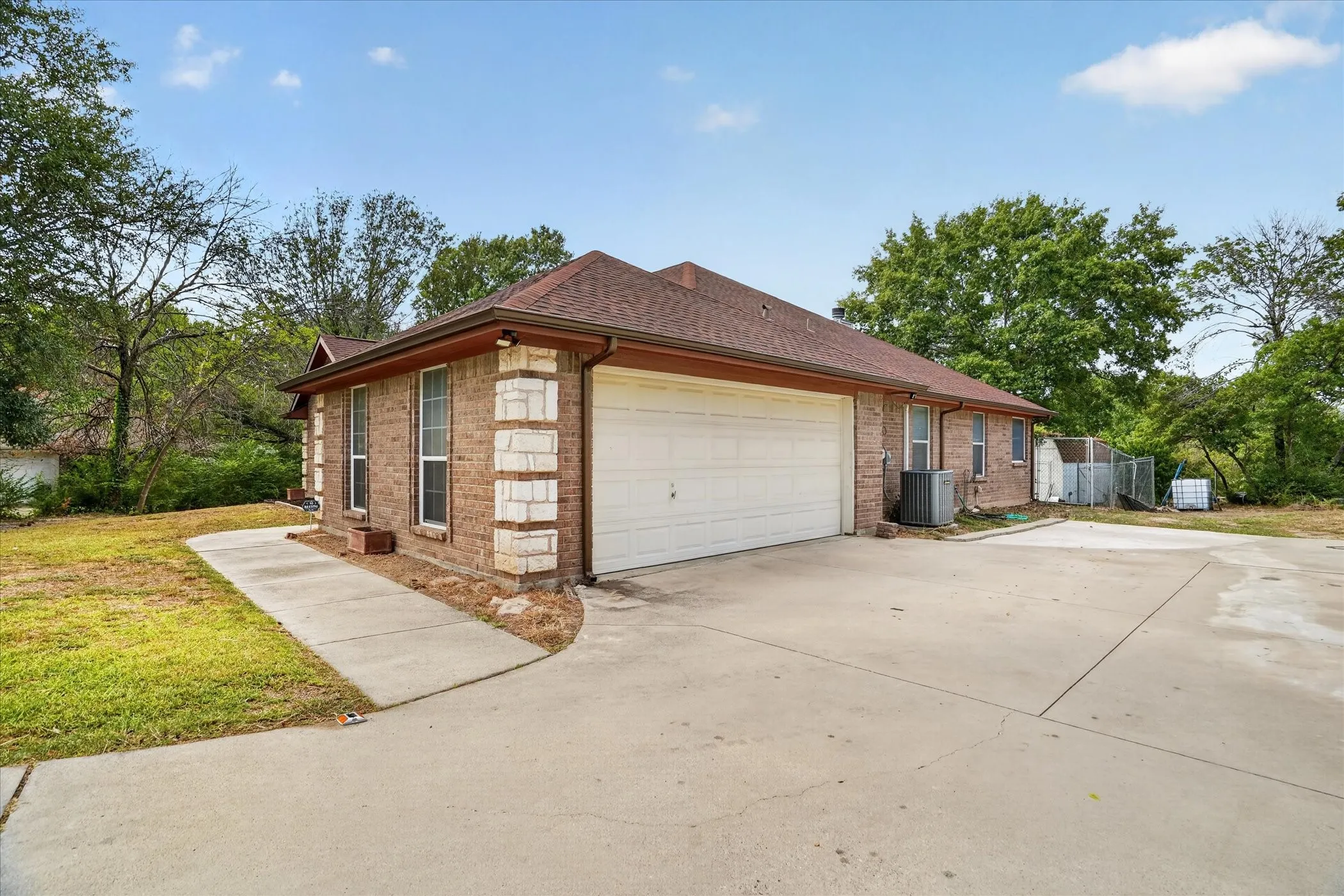 Single Family Residence For Sale in Tarrant County , 6608 Silver Oak Lane, Fort Worth, Texas 76135, 4 Bedroom, 2 Bathroom, 2 Garage spaces, 1,841 Sqft, built in 2003, mls#21399999, Real Estate Agent in Fort Worth, Homes For Sale in Tarrant county, Homes For Sale in Fort Worth, Realtor in Fort Worth Texas, Real Estate Brokerage Independent Realty Texas, Luminita Cordes Realtor