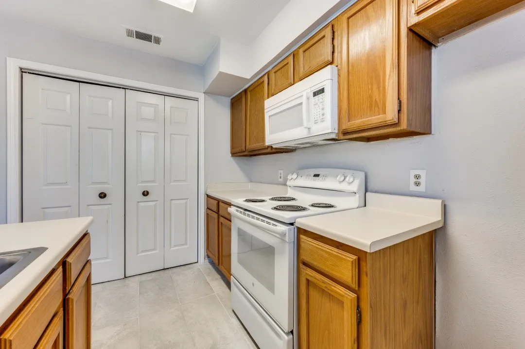 Condominium For Rent in Dallas County , 2835 Keller Springs 502, Carrollton, Texas 75006, 2 Bedroom, 2 Bathroom, Garage spaces, 948 Sqft, built in 1984, mls#21400294, Real Estate Agent in Carrollton, Homes For Rent in Dallas county, Homes For Rent in Carrollton, Realtor in Carrollton Texas, Real Estate Brokerage Independent Realty Texas, Luminita Cordes Realtor