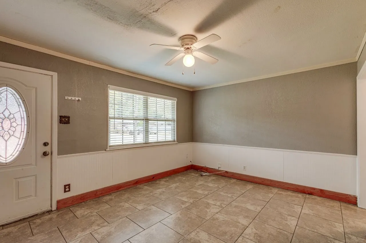 Single Family Residence For Sale in Dallas County , 8710 Cardella Avenue, Dallas, Texas 75217, 3 Bedroom, 1 Bathroom, Garage spaces, 1,160 Sqft, built in 1954, mls#21400310, Real Estate Agent in Dallas, Homes For Sale in Dallas county, Homes For Sale in Dallas, Realtor in Dallas Texas, Real Estate Brokerage Independent Realty Texas, Luminita Cordes Realtor