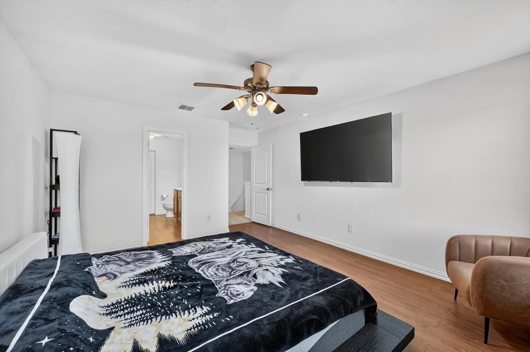 Single Family Residence For Sale in Tarrant County , 765 River Hill Lane, Fort Worth, Texas 76114, 3 Bedroom, 3 Bathroom, 2 Garage spaces, 1,724 Sqft, built in 2016, mls#21391413, Real Estate Agent in Fort Worth, Homes For Sale in Tarrant county, Homes For Sale in Fort Worth, Realtor in Fort Worth Texas, Real Estate Brokerage Independent Realty Texas, Luminita Cordes Realtor