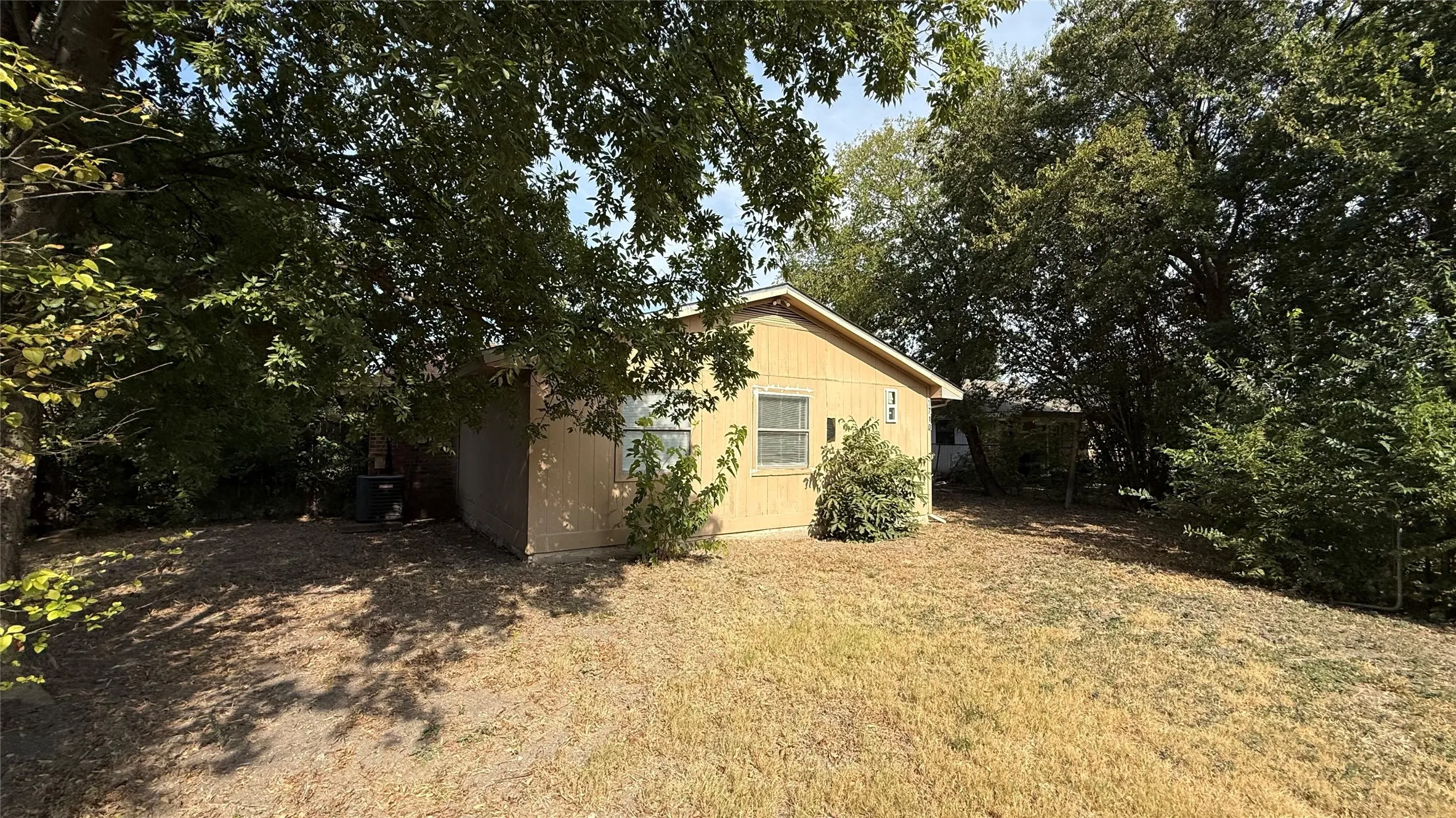 Single Family Residence For Rent in Dallas County , 1710 Meridian Way, Garland, Texas 75040, 5 Bedroom, 2 Bathroom, 1 Garage spaces, 1,537 Sqft, built in 1977, mls#21400323, Real Estate Agent in Garland, Homes For Rent in Dallas county, Homes For Rent in Garland, Realtor in Garland Texas, Real Estate Brokerage Independent Realty Texas, Luminita Cordes Realtor