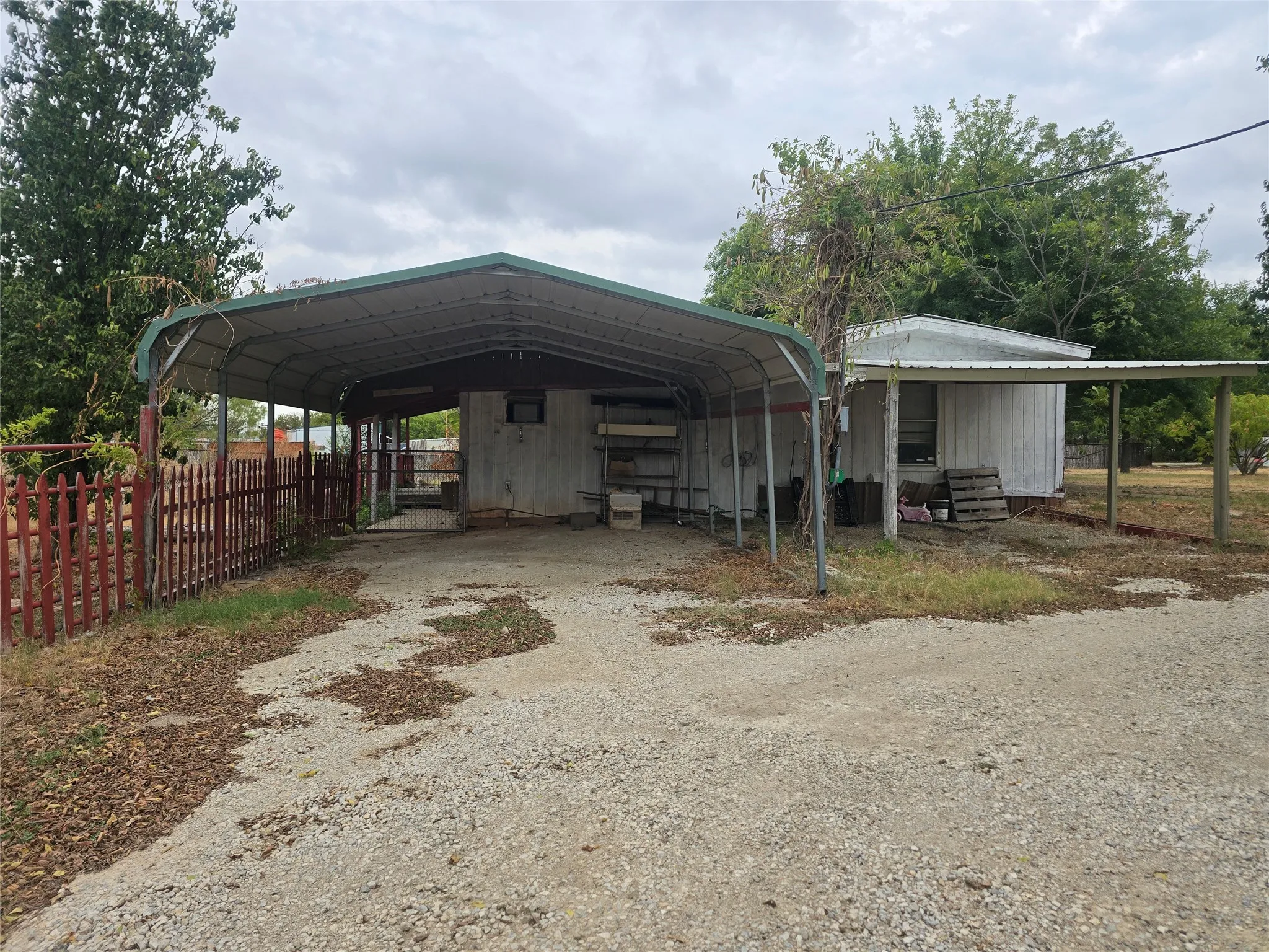 Single Family Residence For Sale in Palo Pinto County , 505 Railroad Avenue, Graford, Texas 76449, 3 Bedroom, 1 Bathroom, Garage spaces, 1,650 Sqft, built in 1983, mls#21400283, Real Estate Agent in Graford, Homes For Sale in Palo Pinto county, Homes For Sale in Graford, Realtor in Graford Texas, Real Estate Brokerage Independent Realty Texas, Luminita Cordes Realtor