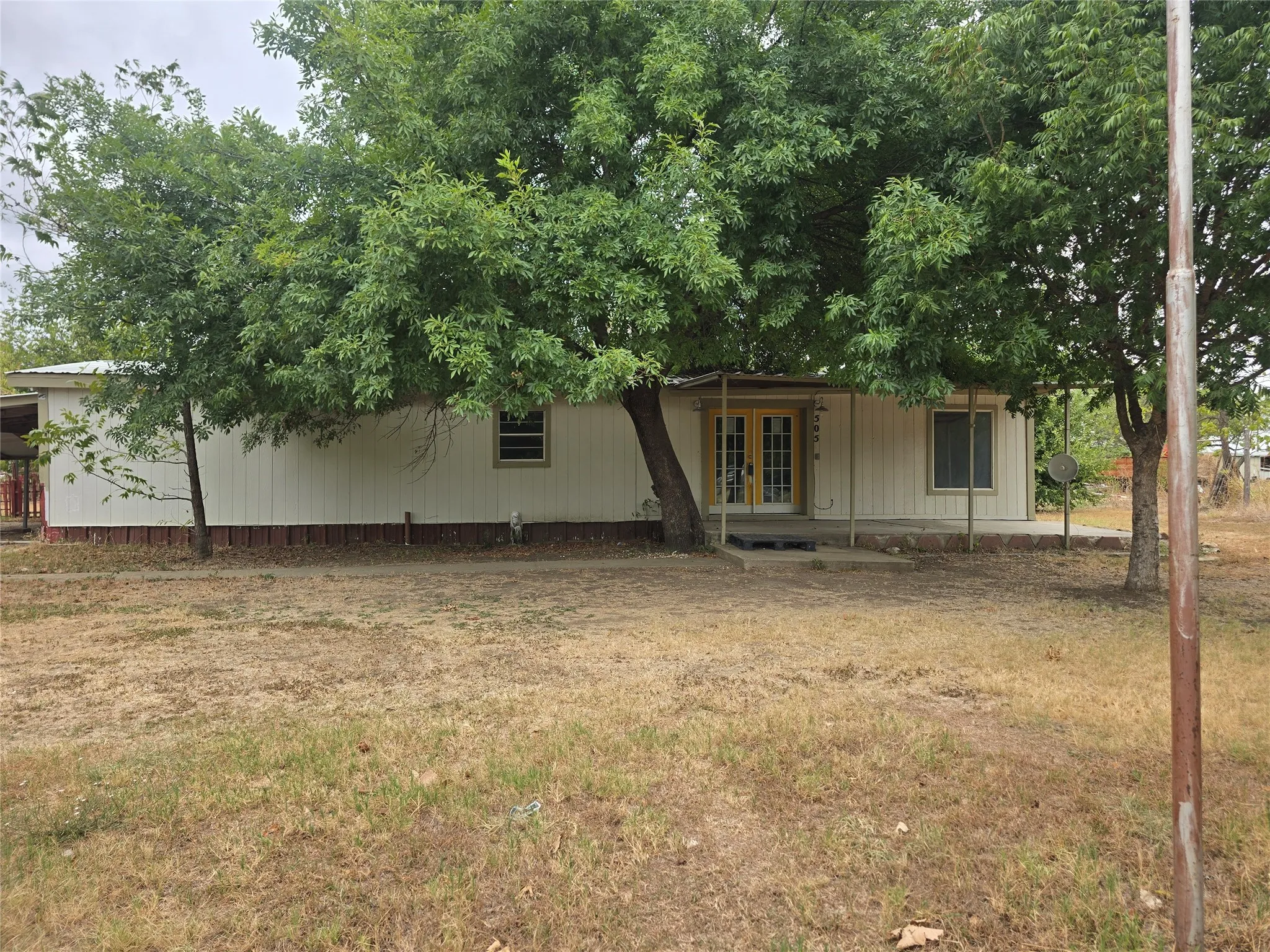 Single Family Residence For Sale in Palo Pinto County , 505 Railroad Avenue, Graford, Texas 76449, 3 Bedroom, 1 Bathroom, Garage spaces, 1,650 Sqft, built in 1983, mls#21400283, Real Estate Agent in Graford, Homes For Sale in Palo Pinto county, Homes For Sale in Graford, Realtor in Graford Texas, Real Estate Brokerage Independent Realty Texas, Luminita Cordes Realtor