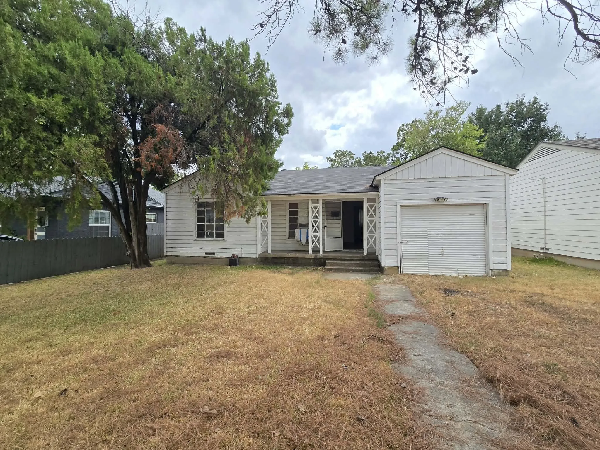 Single Family Residence For Sale in Dallas County , 2710 Exeter Avenue, Dallas, Texas 75216, 2 Bedroom, 1 Bathroom, 1 Garage spaces, 734 Sqft, built in 1940, mls#21398105, Real Estate Agent in Dallas, Homes For Sale in Dallas county, Homes For Sale in Dallas, Realtor in Dallas Texas, Real Estate Brokerage Independent Realty Texas, Luminita Cordes Realtor