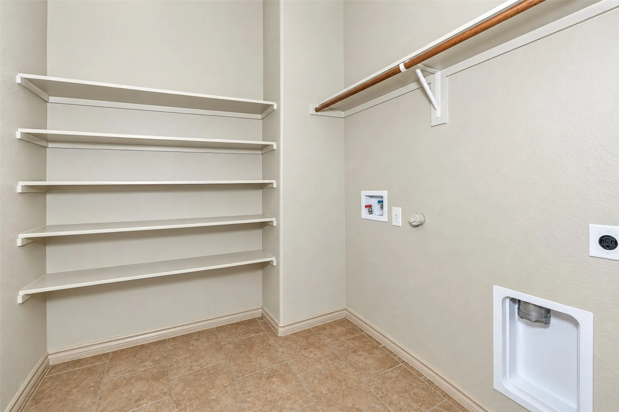 Single Family Residence For Rent in Tarrant County , 1245 Goodland Terrace, Fort Worth, Texas 76179, 4 Bedroom, 2 Bathroom, 2 Garage spaces, 2,170 Sqft, built in 2013, mls#21400361, Real Estate Agent in Fort Worth, Homes For Rent in Tarrant county, Homes For Rent in Fort Worth, Realtor in Fort Worth Texas, Real Estate Brokerage Independent Realty Texas, Luminita Cordes Realtor