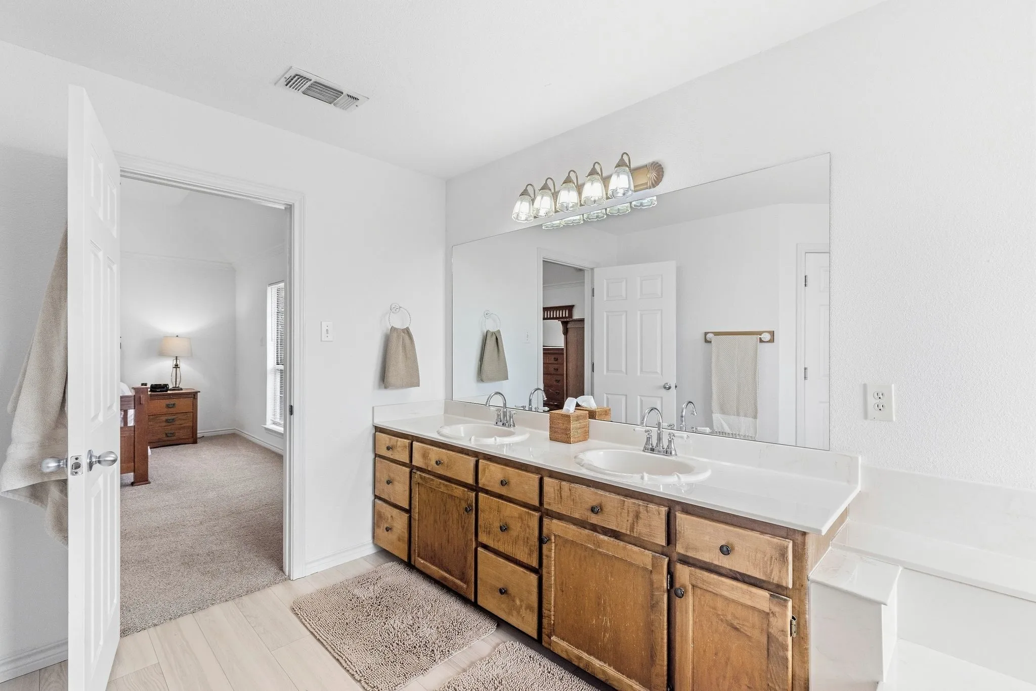 Single Family Residence For Sale in Hunt County , 399 County Road 4101, Greenville, Texas 75401, 5 Bedroom, 3 Bathroom, 3 Garage spaces, 3,232 Sqft, built in 1997, mls#21398898, Real Estate Agent in Greenville, Homes For Sale in Hunt county, Homes For Sale in Greenville, Realtor in Greenville Texas, Real Estate Brokerage Independent Realty Texas, Luminita Cordes Realtor
