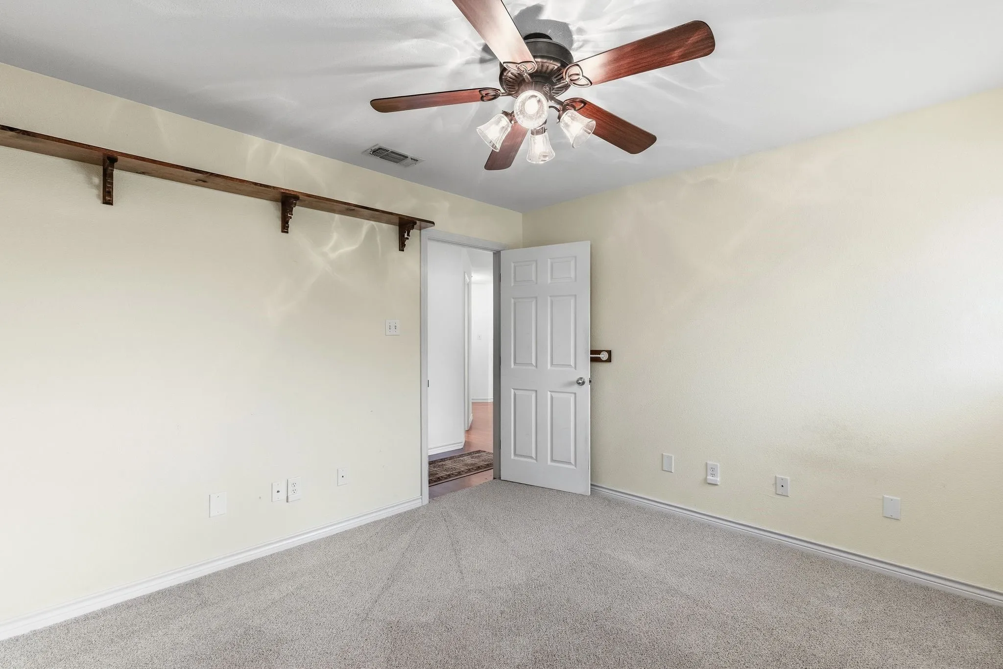 Single Family Residence For Sale in Hunt County , 399 County Road 4101, Greenville, Texas 75401, 5 Bedroom, 3 Bathroom, 3 Garage spaces, 3,232 Sqft, built in 1997, mls#21398898, Real Estate Agent in Greenville, Homes For Sale in Hunt county, Homes For Sale in Greenville, Realtor in Greenville Texas, Real Estate Brokerage Independent Realty Texas, Luminita Cordes Realtor