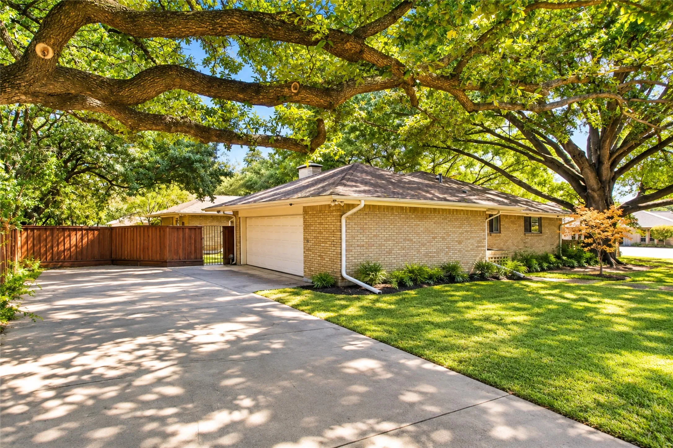 Single Family Residence For Sale in Dallas County , 7107 Stefani Drive, Dallas, Texas 75225, 4 Bedroom, 4 Bathroom, 2 Garage spaces, 2,876 Sqft, built in 1968, mls#21393018, Real Estate Agent in Dallas, Homes For Sale in Dallas county, Homes For Sale in Dallas, Realtor in Dallas Texas, Real Estate Brokerage Independent Realty Texas, Luminita Cordes Realtor