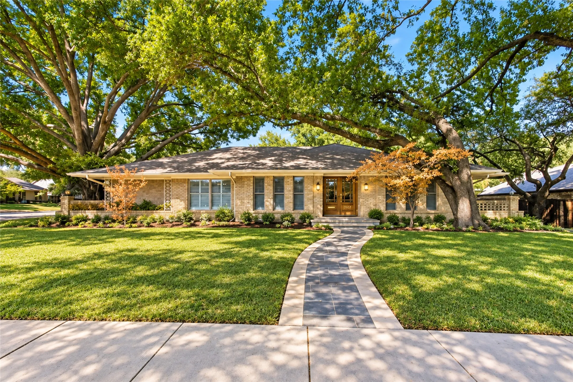Single Family Residence For Sale in Dallas County , 7107 Stefani Drive, Dallas, Texas 75225, 4 Bedroom, 4 Bathroom, 2 Garage spaces, 2,876 Sqft, built in 1968, mls#21393018, Real Estate Agent in Dallas, Homes For Sale in Dallas county, Homes For Sale in Dallas, Realtor in Dallas Texas, Real Estate Brokerage Independent Realty Texas, Luminita Cordes Realtor