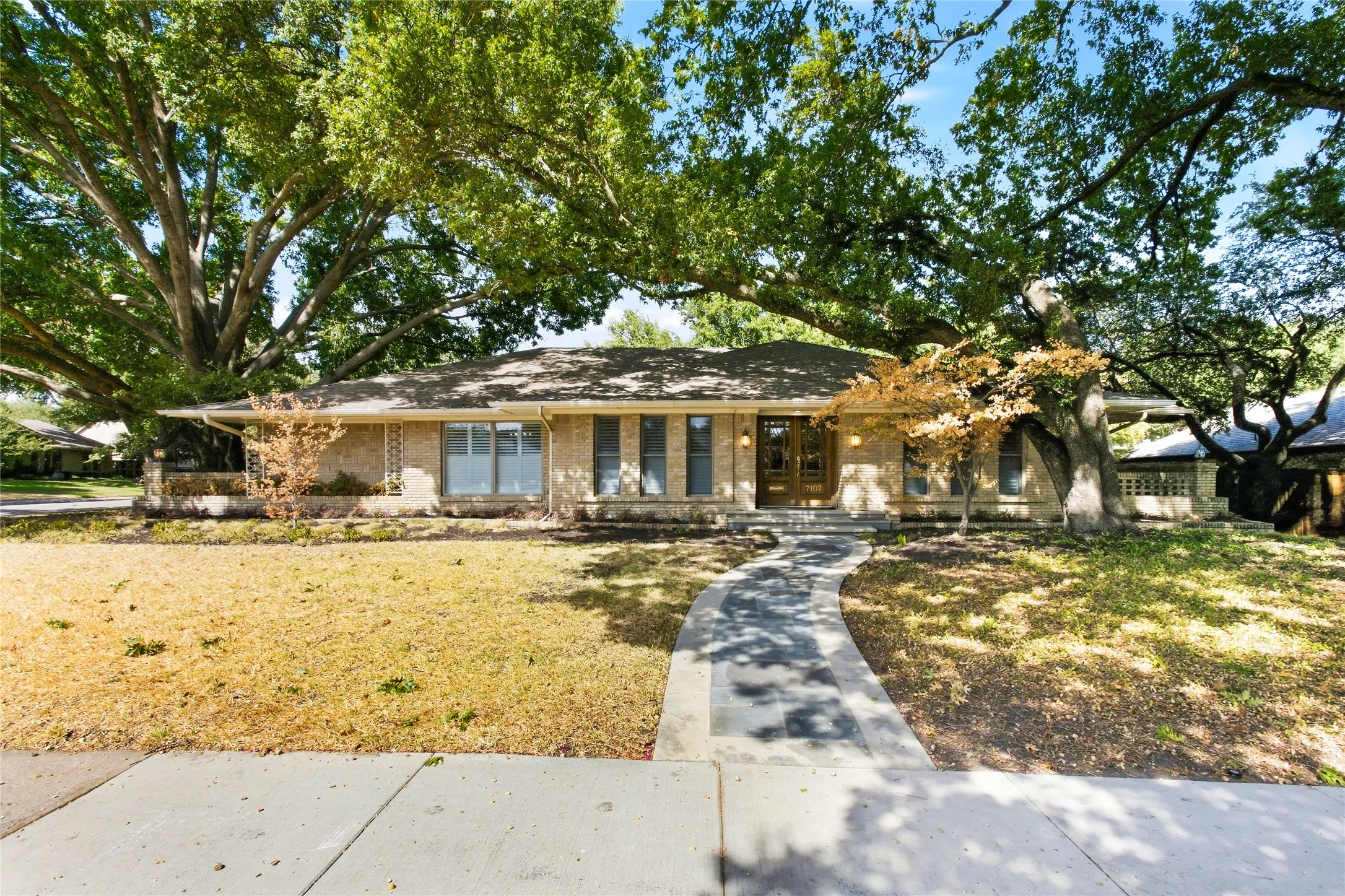 Single Family Residence For Sale in Dallas County , 7107 Stefani Drive, Dallas, Texas 75225, 4 Bedroom, 4 Bathroom, 2 Garage spaces, 2,876 Sqft, built in 1968, mls#21393018, Real Estate Agent in Dallas, Homes For Sale in Dallas county, Homes For Sale in Dallas, Realtor in Dallas Texas, Real Estate Brokerage Independent Realty Texas, Luminita Cordes Realtor