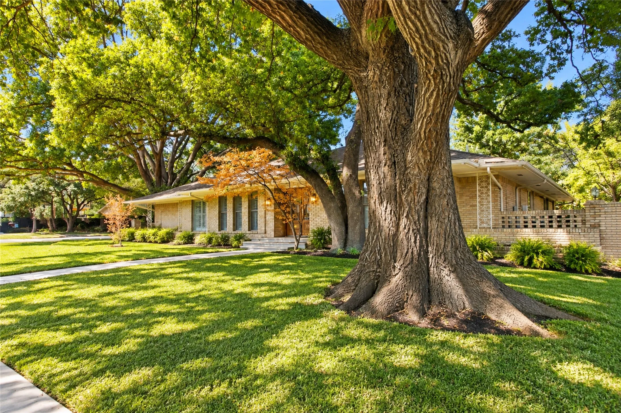 Single Family Residence For Sale in Dallas County , 7107 Stefani Drive, Dallas, Texas 75225, 4 Bedroom, 4 Bathroom, 2 Garage spaces, 2,876 Sqft, built in 1968, mls#21393018, Real Estate Agent in Dallas, Homes For Sale in Dallas county, Homes For Sale in Dallas, Realtor in Dallas Texas, Real Estate Brokerage Independent Realty Texas, Luminita Cordes Realtor