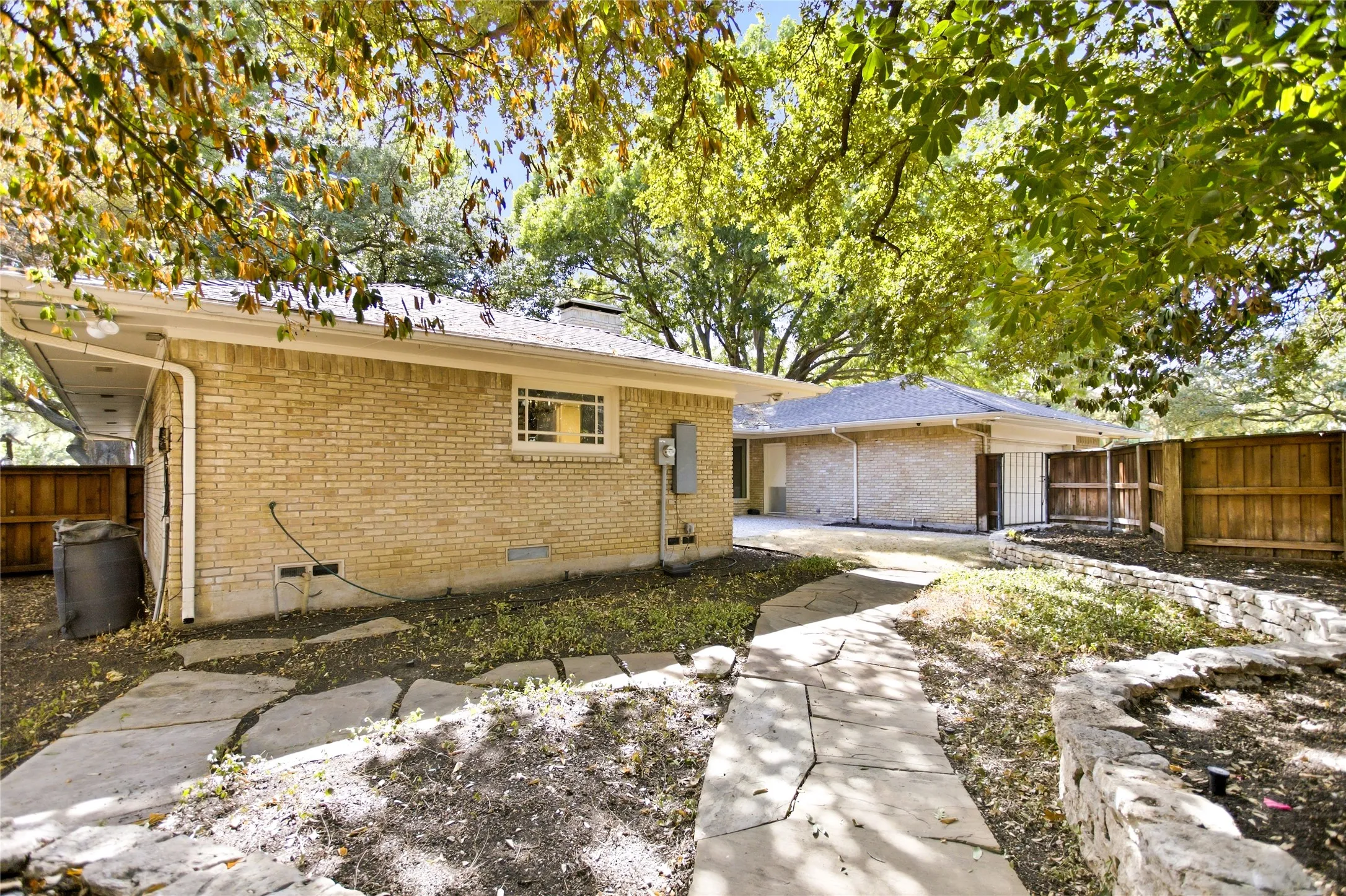 Single Family Residence For Sale in Dallas County , 7107 Stefani Drive, Dallas, Texas 75225, 4 Bedroom, 4 Bathroom, 2 Garage spaces, 2,876 Sqft, built in 1968, mls#21393018, Real Estate Agent in Dallas, Homes For Sale in Dallas county, Homes For Sale in Dallas, Realtor in Dallas Texas, Real Estate Brokerage Independent Realty Texas, Luminita Cordes Realtor