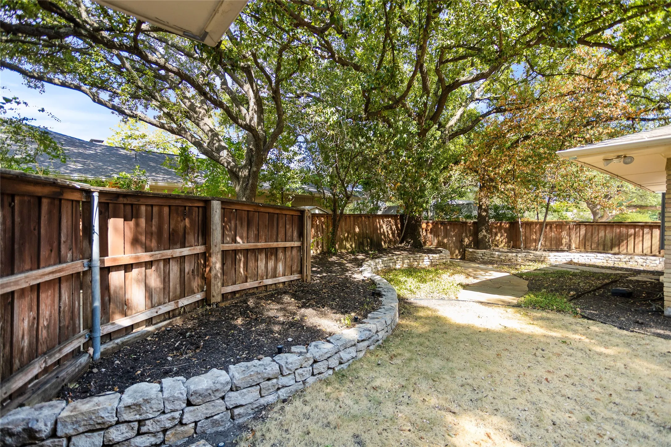 Single Family Residence For Sale in Dallas County , 7107 Stefani Drive, Dallas, Texas 75225, 4 Bedroom, 4 Bathroom, 2 Garage spaces, 2,876 Sqft, built in 1968, mls#21393018, Real Estate Agent in Dallas, Homes For Sale in Dallas county, Homes For Sale in Dallas, Realtor in Dallas Texas, Real Estate Brokerage Independent Realty Texas, Luminita Cordes Realtor