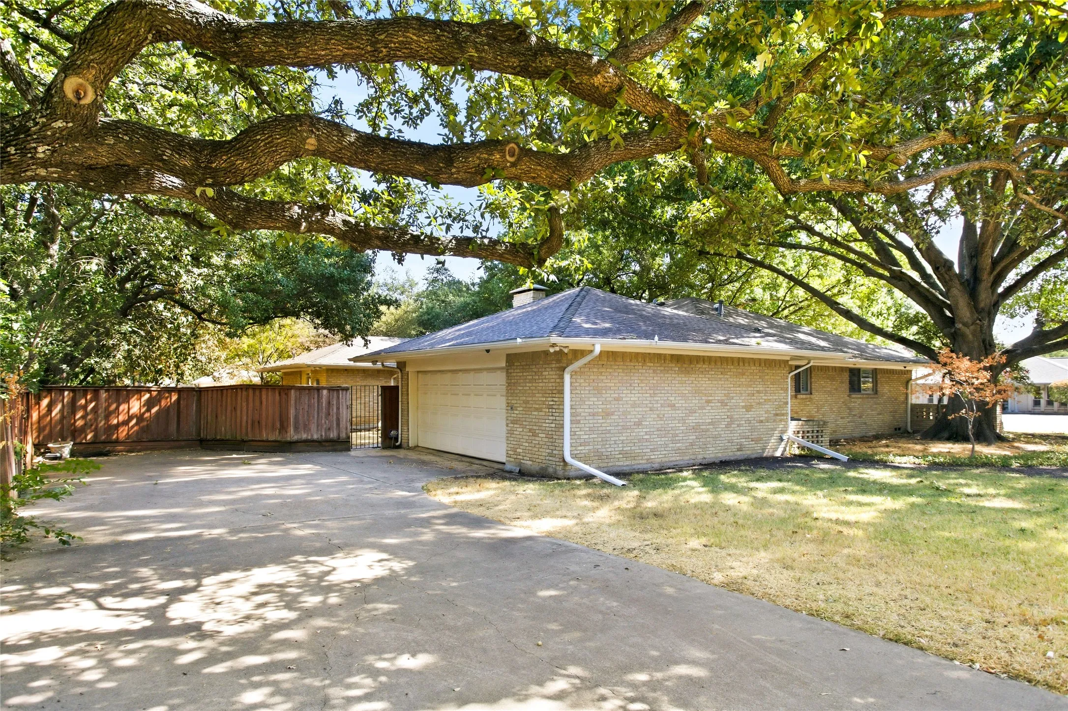 Single Family Residence For Sale in Dallas County , 7107 Stefani Drive, Dallas, Texas 75225, 4 Bedroom, 4 Bathroom, 2 Garage spaces, 2,876 Sqft, built in 1968, mls#21393018, Real Estate Agent in Dallas, Homes For Sale in Dallas county, Homes For Sale in Dallas, Realtor in Dallas Texas, Real Estate Brokerage Independent Realty Texas, Luminita Cordes Realtor