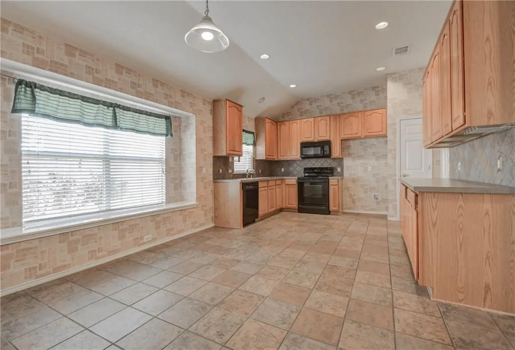Single Family Residence For Rent in Collin County , 1302 Heather Brook Drive, Allen, Texas 75002, 3 Bedroom, 2 Bathroom, 2 Garage spaces, 2,260 Sqft, built in 2001, mls#21400366, Real Estate Agent in Allen, Homes For Rent in Collin county, Homes For Rent in Allen, Realtor in Allen Texas, Real Estate Brokerage Independent Realty Texas, Luminita Cordes Realtor