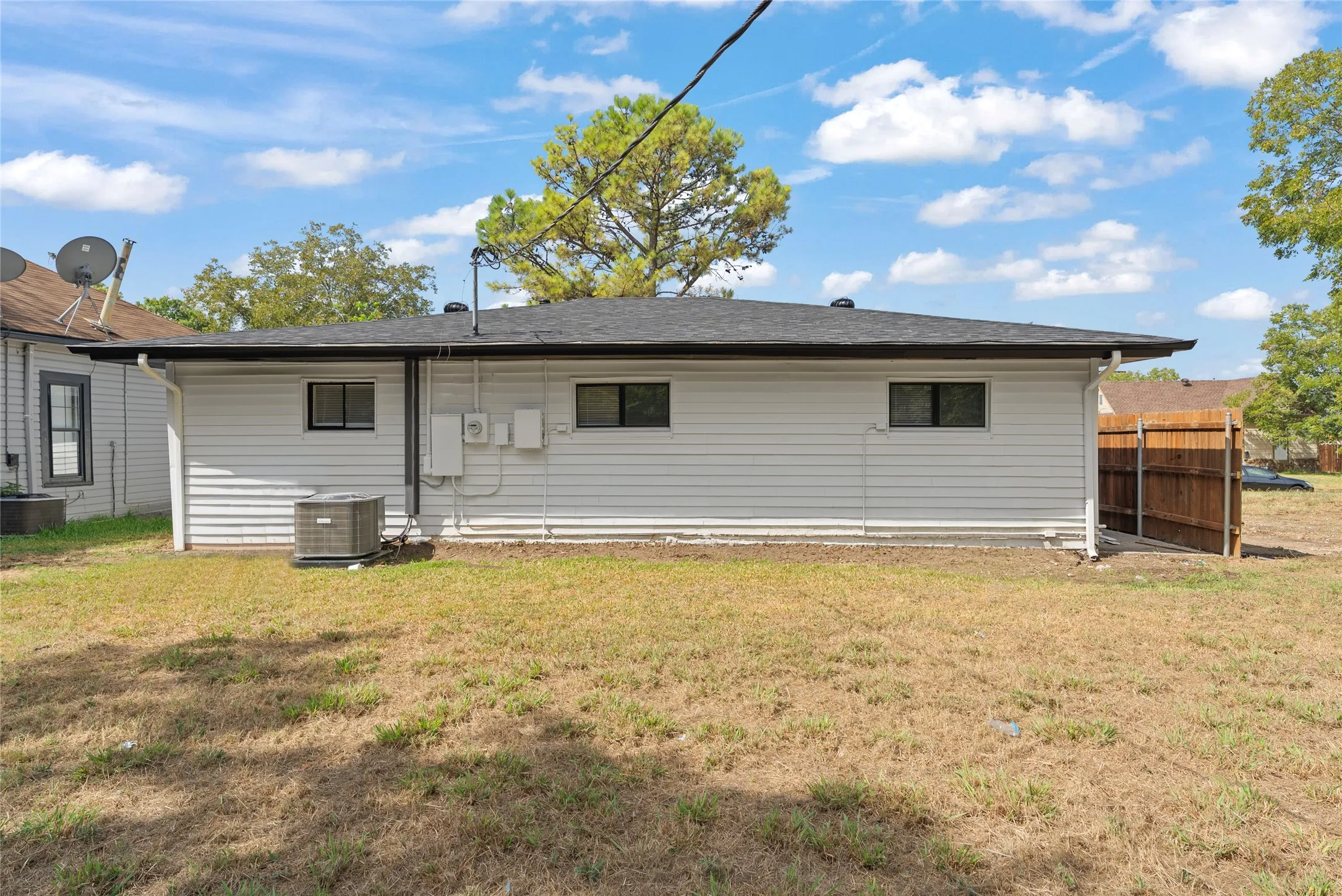 Single Family Residence For Sale in Grayson County , 909 S Throckmorton Street, Sherman, Texas 75090, 3 Bedroom, 1 Bathroom, Garage spaces, 1,008 Sqft, built in 1960, mls#21400204, Real Estate Agent in Sherman, Homes For Sale in Grayson county, Homes For Sale in Sherman, Realtor in Sherman Texas, Real Estate Brokerage Independent Realty Texas, Luminita Cordes Realtor