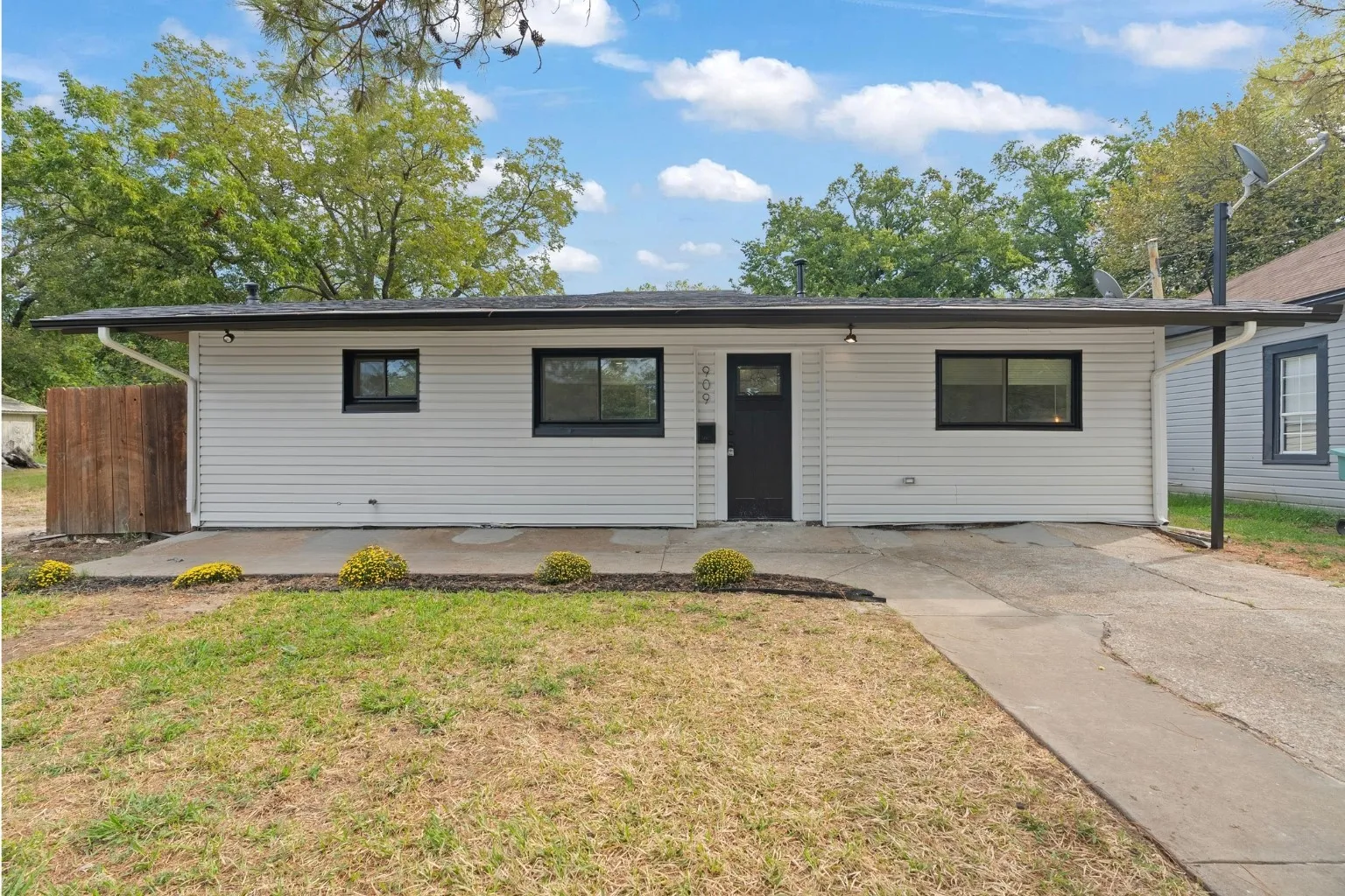 Single Family Residence For Sale in Grayson County , 909 S Throckmorton Street, Sherman, Texas 75090, 3 Bedroom, 1 Bathroom, Garage spaces, 1,008 Sqft, built in 1960, mls#21400204, Real Estate Agent in Sherman, Homes For Sale in Grayson county, Homes For Sale in Sherman, Realtor in Sherman Texas, Real Estate Brokerage Independent Realty Texas, Luminita Cordes Realtor