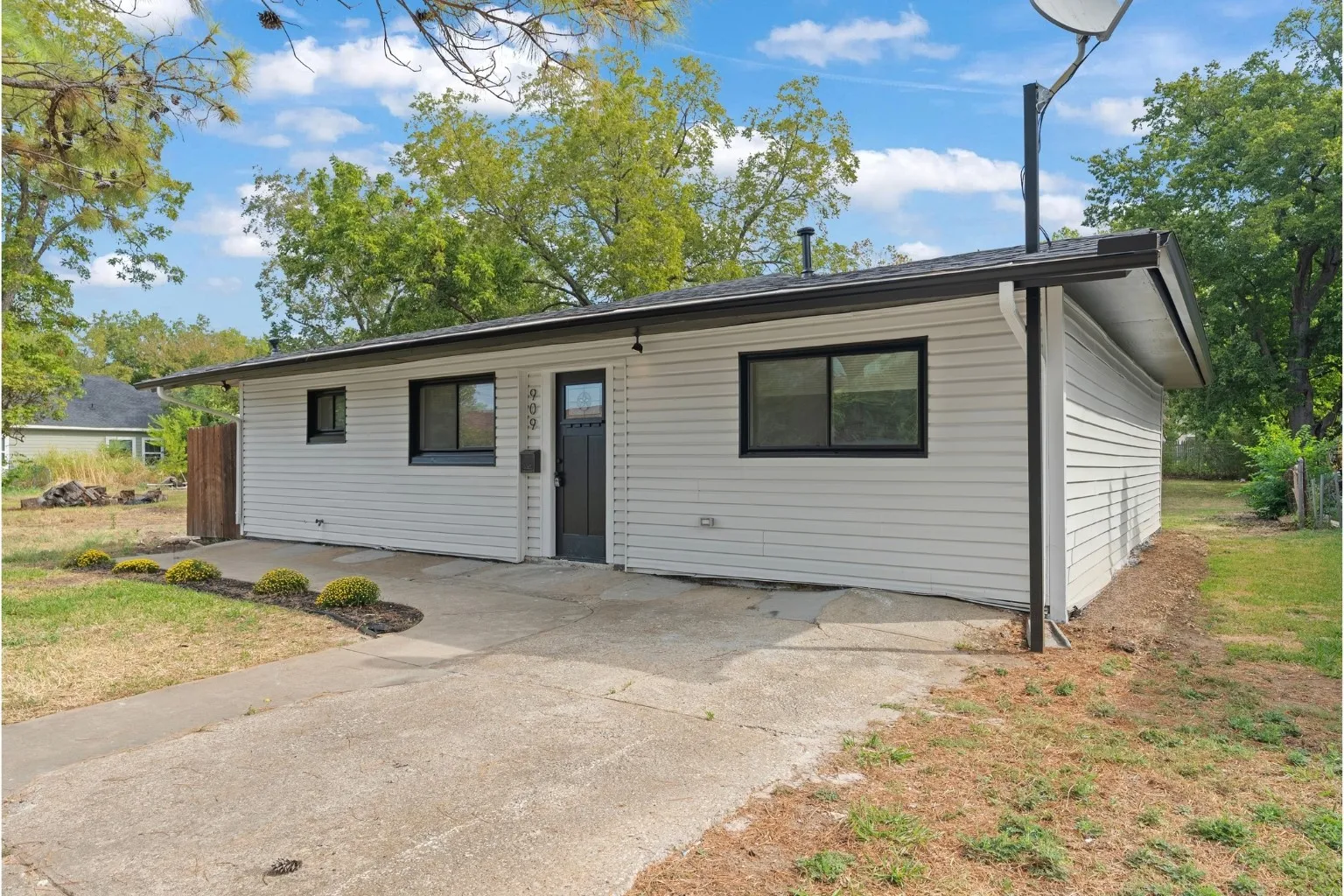 Single Family Residence For Sale in Grayson County , 909 S Throckmorton Street, Sherman, Texas 75090, 3 Bedroom, 1 Bathroom, Garage spaces, 1,008 Sqft, built in 1960, mls#21400204, Real Estate Agent in Sherman, Homes For Sale in Grayson county, Homes For Sale in Sherman, Realtor in Sherman Texas, Real Estate Brokerage Independent Realty Texas, Luminita Cordes Realtor