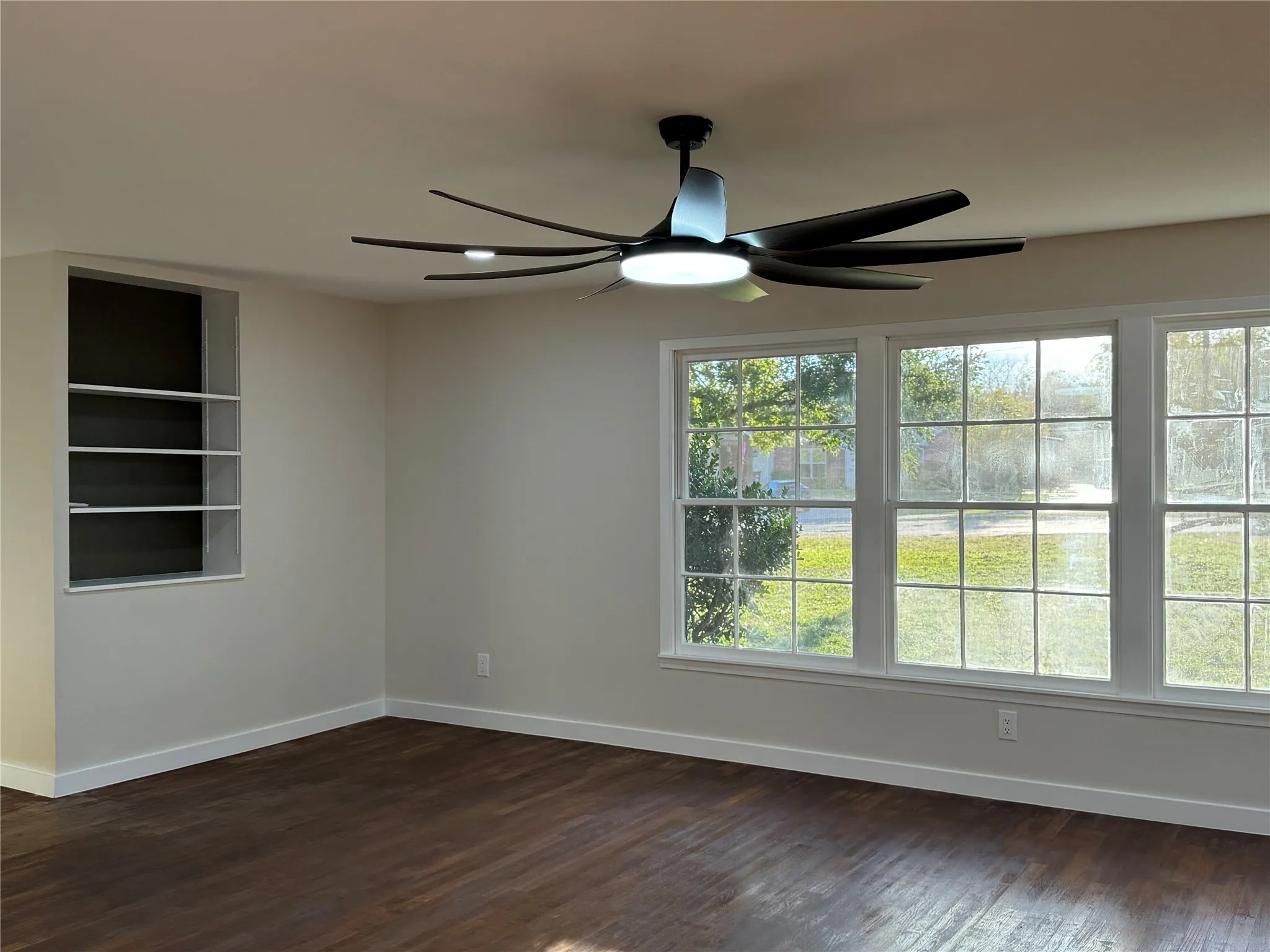 Unfurnished room with dark hardwood / wood-style flooring and ceiling fan