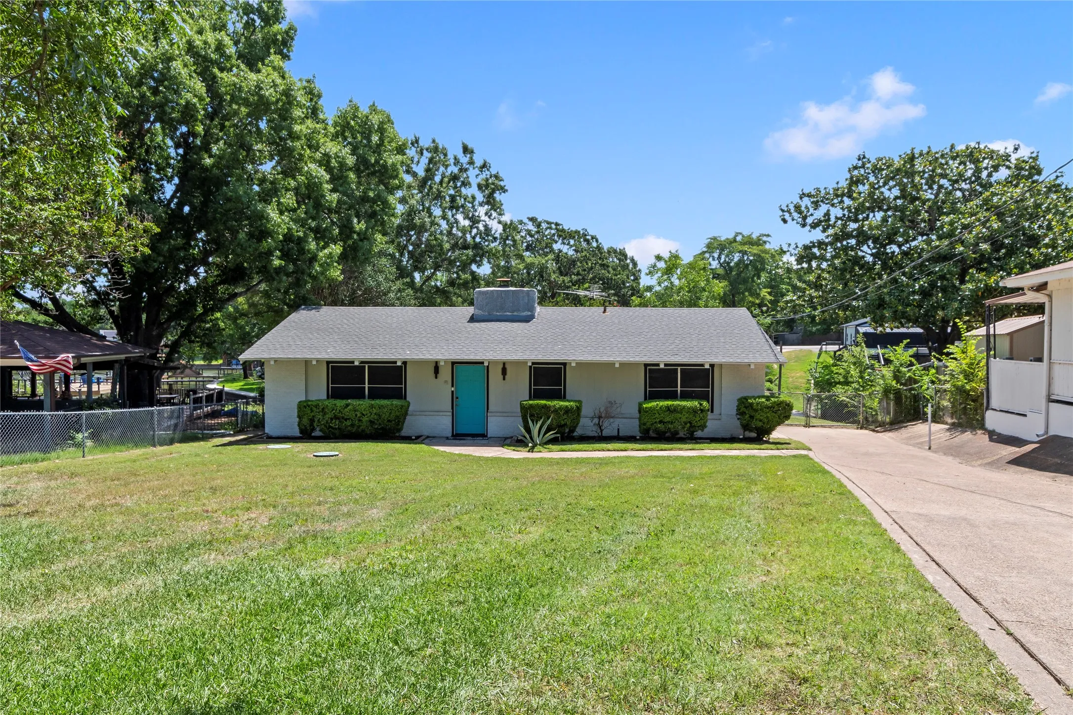 Single Family Residence For Rent in Henderson County , 110 Henderson Harbor Circle, Payne Springs, Texas 75156, 2 Bedroom, 2 Bathroom, Garage spaces, 1,280 Sqft, built in 1970, mls#21389335, Real Estate Agent in Payne Springs, Homes For Rent in Henderson county, Homes For Rent in Payne Springs, Realtor in Payne Springs Texas, Real Estate Brokerage Independent Realty Texas, Luminita Cordes Realtor