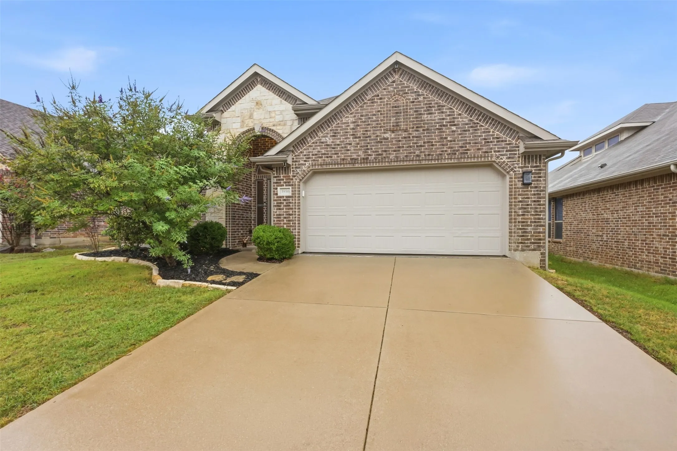 Single Family Residence For Sale in Tarrant County , 3956 Hollow Lake, Roanoke, Texas 76262, 3 Bedroom, 2 Bathroom, 2 Garage spaces, 2,103 Sqft, built in 2013, mls#21400379, Real Estate Agent in Roanoke, Homes For Sale in Tarrant county, Homes For Sale in Roanoke, Realtor in Roanoke Texas, Real Estate Brokerage Independent Realty Texas, Luminita Cordes Realtor