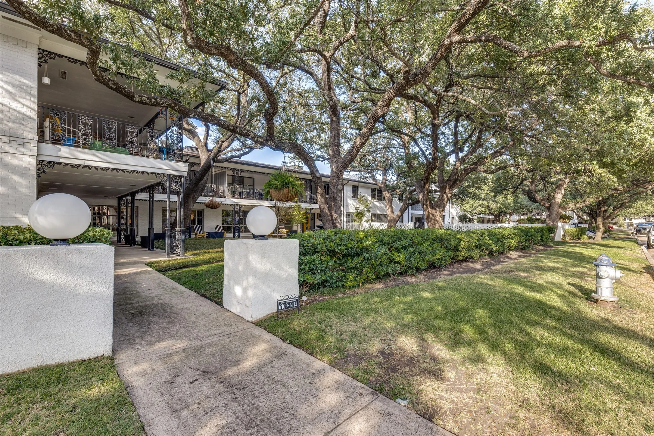 Condominium For Rent in Dallas County , 6115 Averill Way A, Dallas, Texas 75225, 2 Bedroom, 2 Bathroom, Garage spaces, 1,427 Sqft, built in 1957, mls#21400383, Real Estate Agent in Dallas, Homes For Rent in Dallas county, Homes For Rent in Dallas, Realtor in Dallas Texas, Real Estate Brokerage Independent Realty Texas, Luminita Cordes Realtor