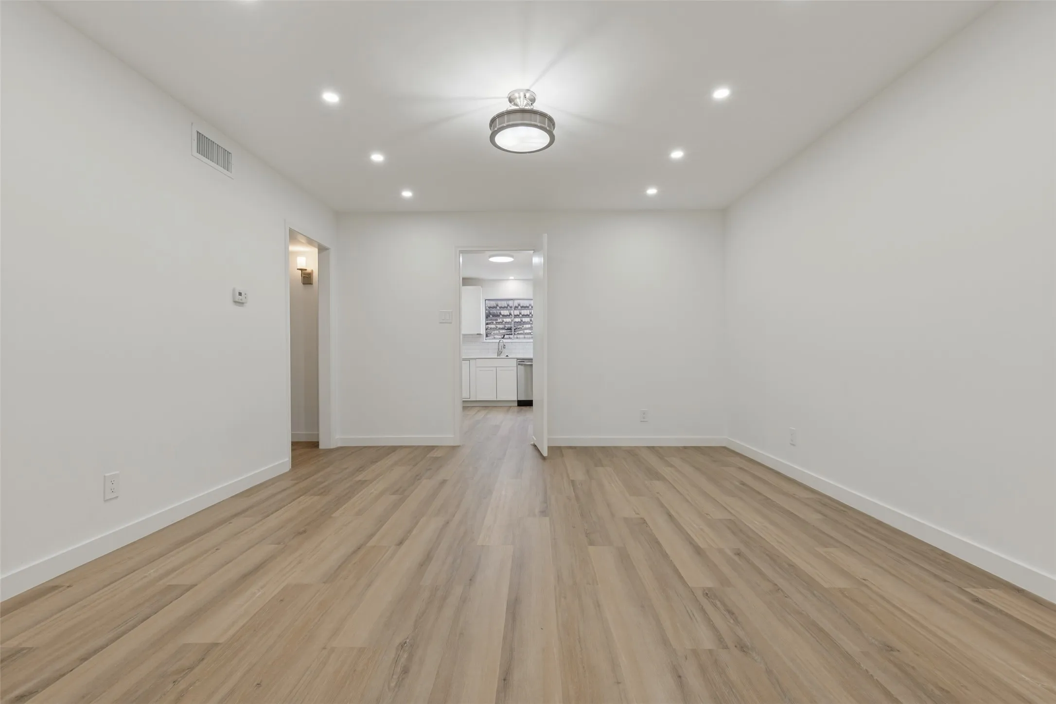 Condominium For Rent in Dallas County , 6115 Averill Way A, Dallas, Texas 75225, 2 Bedroom, 2 Bathroom, Garage spaces, 1,427 Sqft, built in 1957, mls#21400383, Real Estate Agent in Dallas, Homes For Rent in Dallas county, Homes For Rent in Dallas, Realtor in Dallas Texas, Real Estate Brokerage Independent Realty Texas, Luminita Cordes Realtor