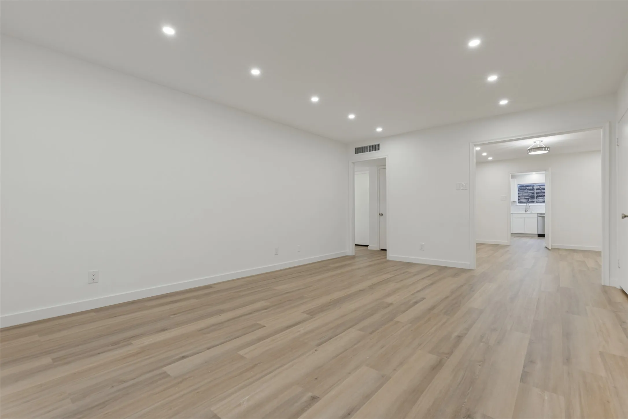 Condominium For Rent in Dallas County , 6115 Averill Way A, Dallas, Texas 75225, 2 Bedroom, 2 Bathroom, Garage spaces, 1,427 Sqft, built in 1957, mls#21400383, Real Estate Agent in Dallas, Homes For Rent in Dallas county, Homes For Rent in Dallas, Realtor in Dallas Texas, Real Estate Brokerage Independent Realty Texas, Luminita Cordes Realtor