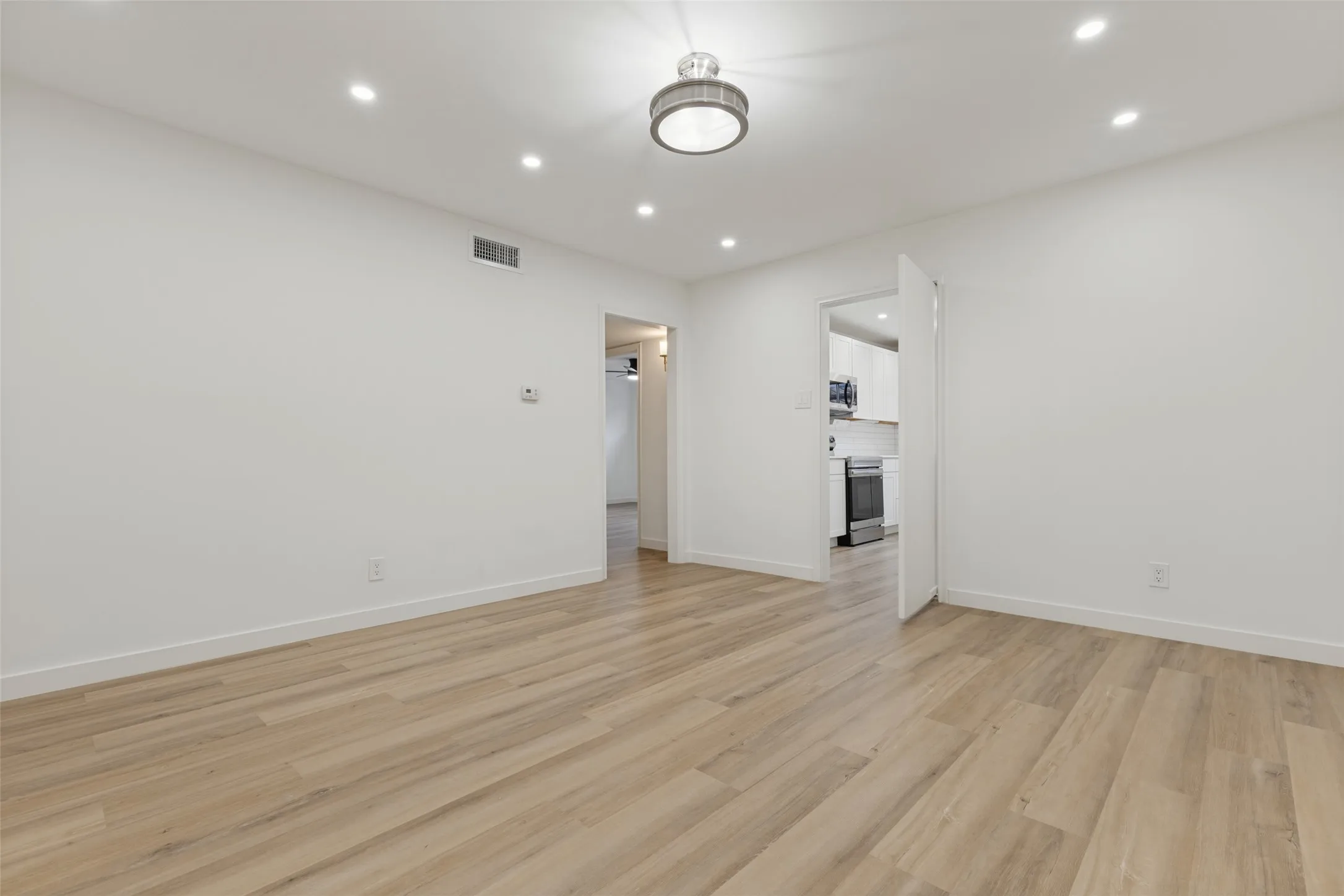 Condominium For Rent in Dallas County , 6115 Averill Way A, Dallas, Texas 75225, 2 Bedroom, 2 Bathroom, Garage spaces, 1,427 Sqft, built in 1957, mls#21400383, Real Estate Agent in Dallas, Homes For Rent in Dallas county, Homes For Rent in Dallas, Realtor in Dallas Texas, Real Estate Brokerage Independent Realty Texas, Luminita Cordes Realtor