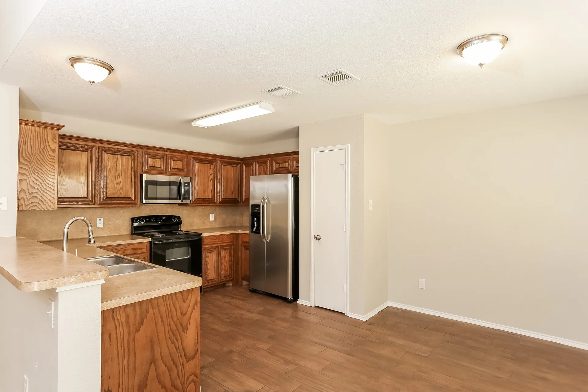 Single Family Residence For Rent in Tarrant County , 2216 Cancun Drive, Mansfield, Texas 76063, 4 Bedroom, 2 Bathroom, 2 Garage spaces, 1,801 Sqft, built in 2006, mls#21400388, Real Estate Agent in Mansfield, Homes For Rent in Tarrant county, Homes For Rent in Mansfield, Realtor in Mansfield Texas, Real Estate Brokerage Independent Realty Texas, Luminita Cordes Realtor