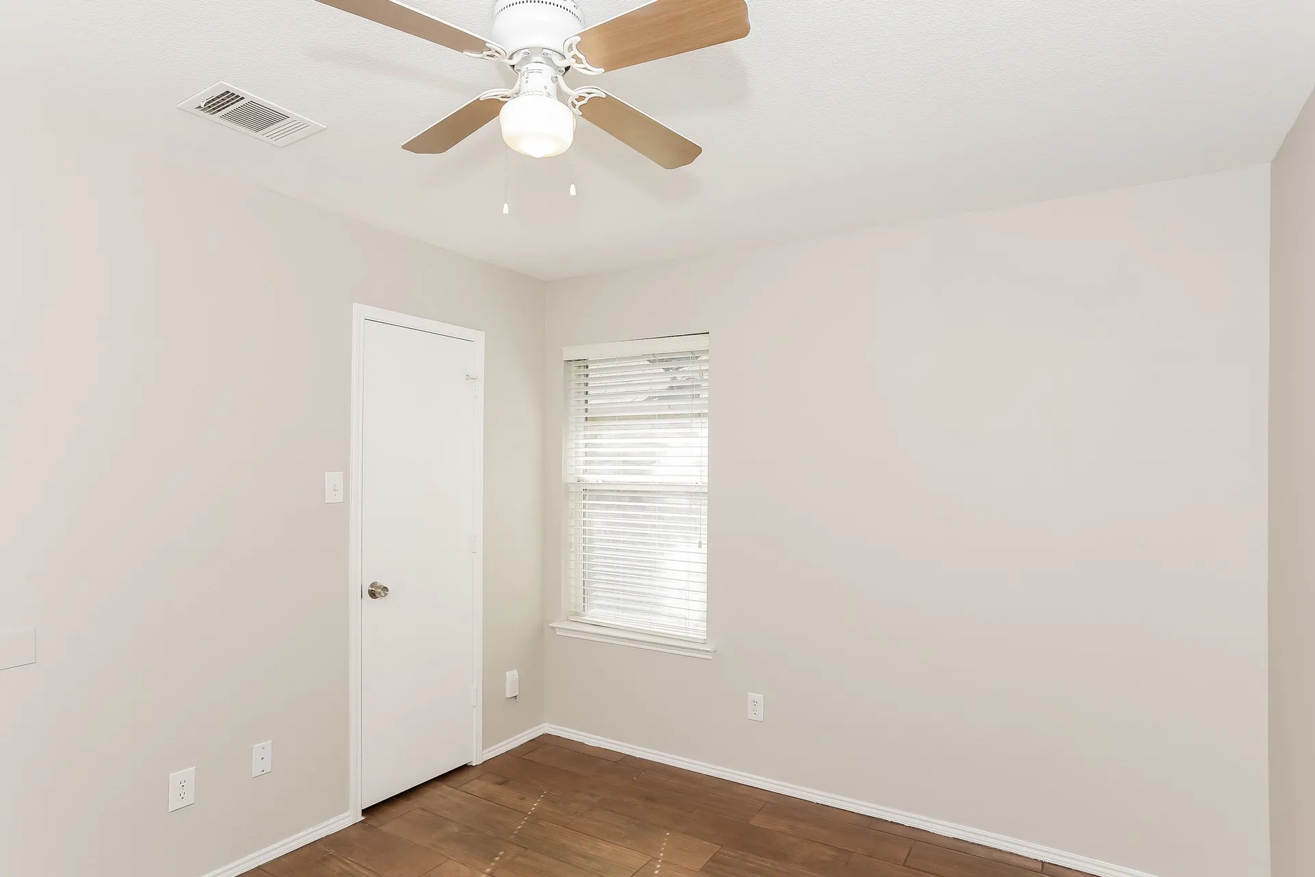 Single Family Residence For Rent in Tarrant County , 2216 Cancun Drive, Mansfield, Texas 76063, 4 Bedroom, 2 Bathroom, 2 Garage spaces, 1,801 Sqft, built in 2006, mls#21400388, Real Estate Agent in Mansfield, Homes For Rent in Tarrant county, Homes For Rent in Mansfield, Realtor in Mansfield Texas, Real Estate Brokerage Independent Realty Texas, Luminita Cordes Realtor