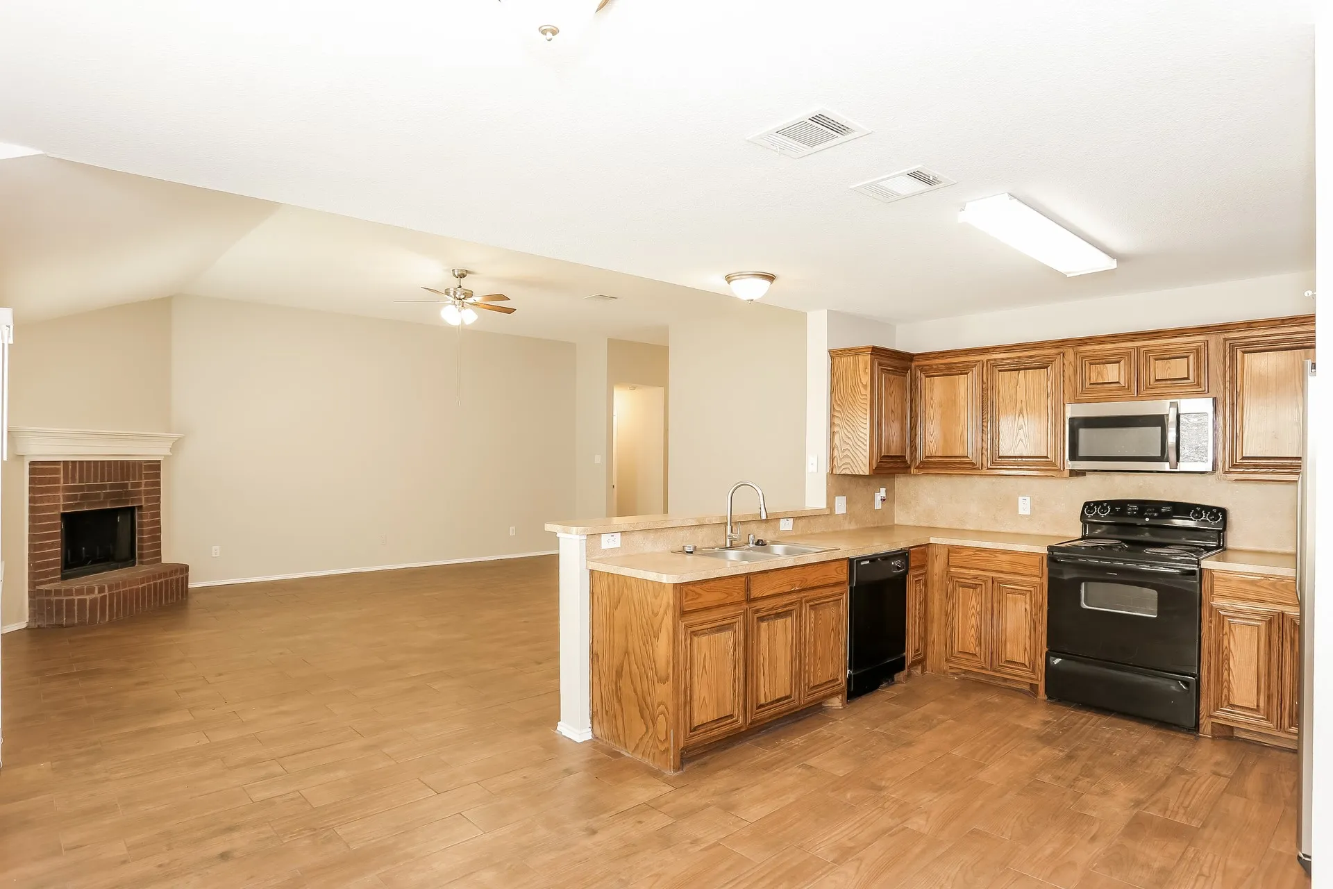 Single Family Residence For Rent in Tarrant County , 2216 Cancun Drive, Mansfield, Texas 76063, 4 Bedroom, 2 Bathroom, 2 Garage spaces, 1,801 Sqft, built in 2006, mls#21400388, Real Estate Agent in Mansfield, Homes For Rent in Tarrant county, Homes For Rent in Mansfield, Realtor in Mansfield Texas, Real Estate Brokerage Independent Realty Texas, Luminita Cordes Realtor