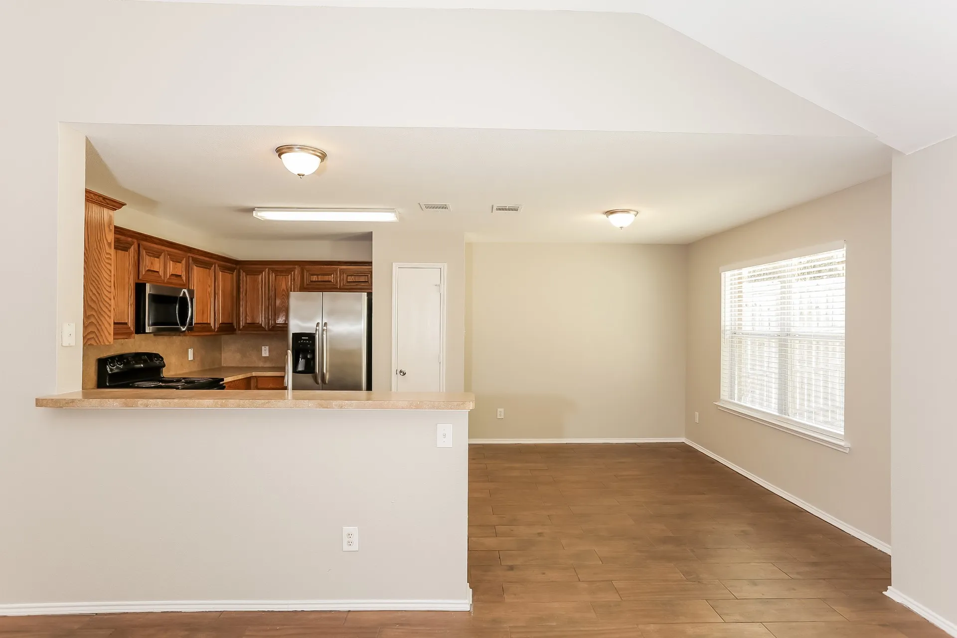 Single Family Residence For Rent in Tarrant County , 2216 Cancun Drive, Mansfield, Texas 76063, 4 Bedroom, 2 Bathroom, 2 Garage spaces, 1,801 Sqft, built in 2006, mls#21400388, Real Estate Agent in Mansfield, Homes For Rent in Tarrant county, Homes For Rent in Mansfield, Realtor in Mansfield Texas, Real Estate Brokerage Independent Realty Texas, Luminita Cordes Realtor