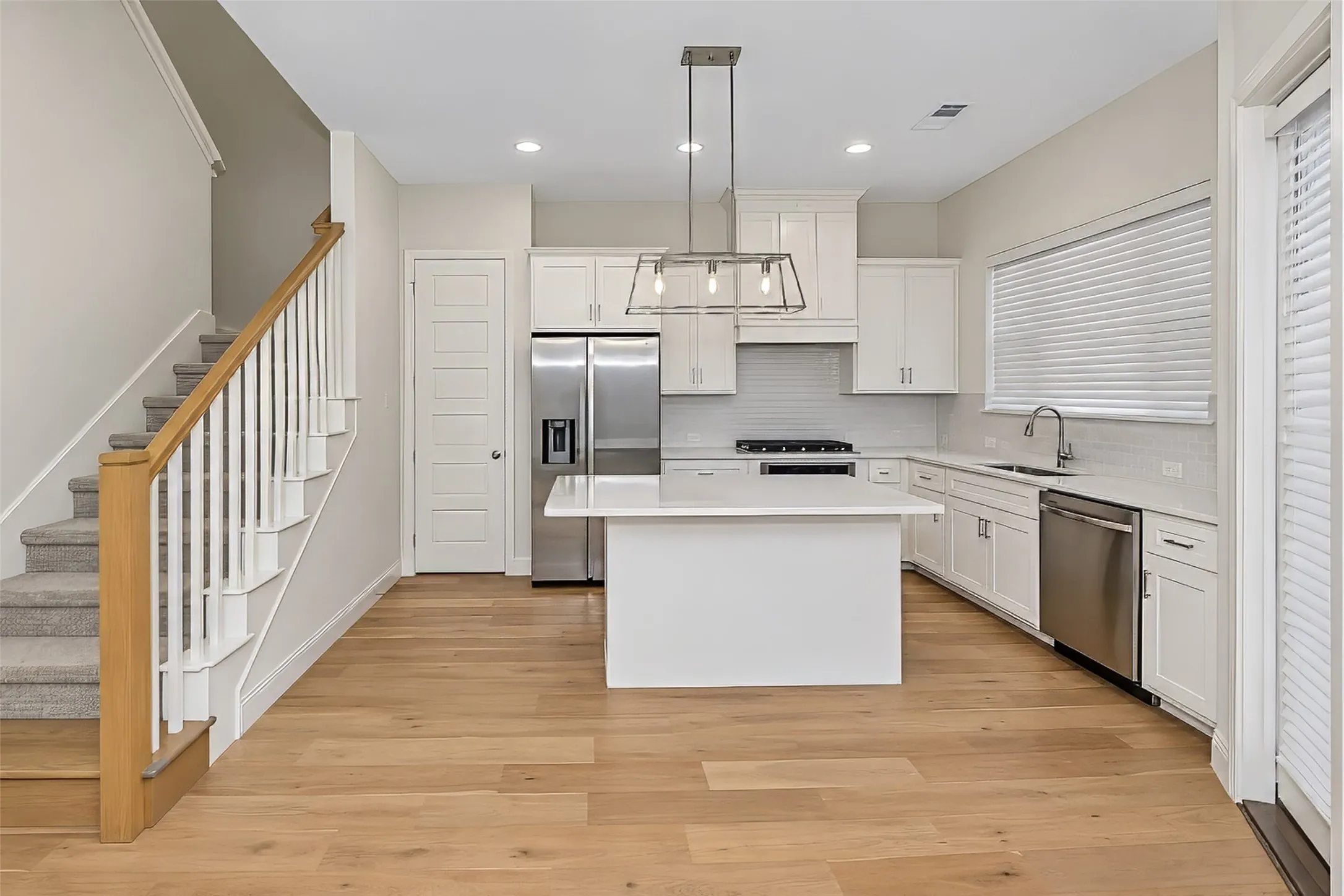 Townhouse For Rent in Tarrant County , 6308 Oakbend Circle, Fort Worth, Texas 76132, 3 Bedroom, 3 Bathroom, 2 Garage spaces, 1,999 Sqft, built in 2020, mls#21393340, Real Estate Agent in Fort Worth, Homes For Rent in Tarrant county, Homes For Rent in Fort Worth, Realtor in Fort Worth Texas, Real Estate Brokerage Independent Realty Texas, Luminita Cordes Realtor