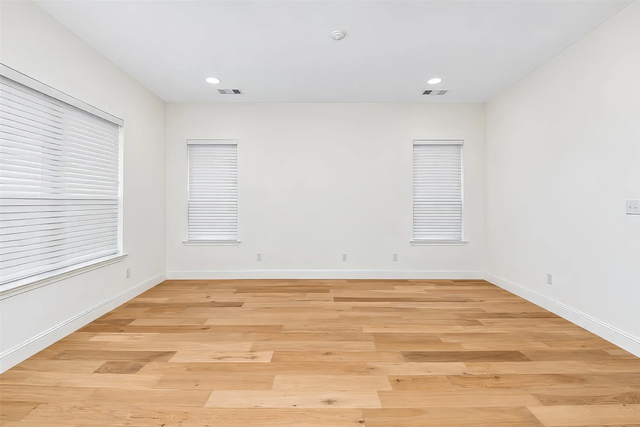 Townhouse For Rent in Tarrant County , 6308 Oakbend Circle, Fort Worth, Texas 76132, 3 Bedroom, 3 Bathroom, 2 Garage spaces, 1,999 Sqft, built in 2020, mls#21393340, Real Estate Agent in Fort Worth, Homes For Rent in Tarrant county, Homes For Rent in Fort Worth, Realtor in Fort Worth Texas, Real Estate Brokerage Independent Realty Texas, Luminita Cordes Realtor