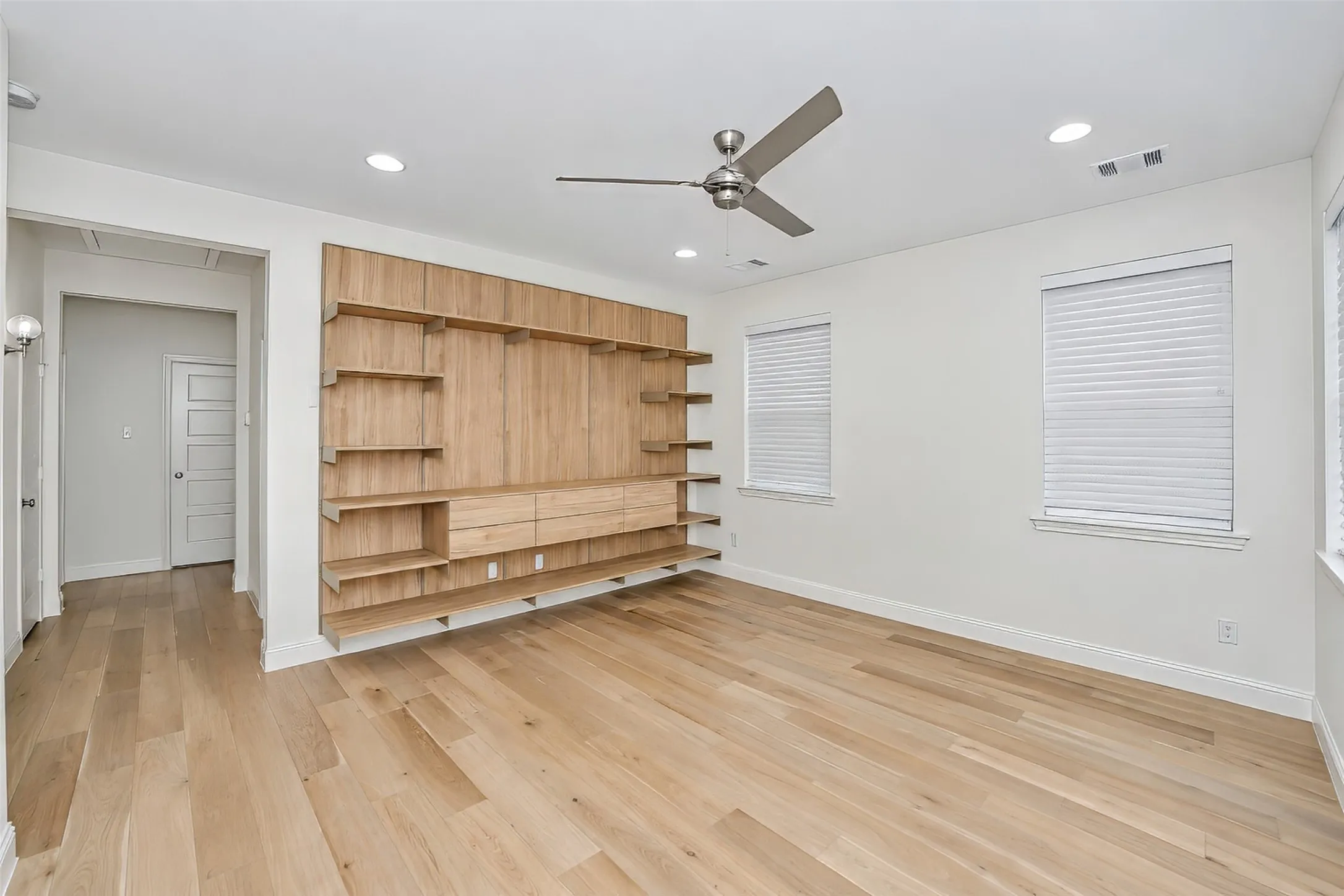 Townhouse For Rent in Tarrant County , 6308 Oakbend Circle, Fort Worth, Texas 76132, 3 Bedroom, 3 Bathroom, 2 Garage spaces, 1,999 Sqft, built in 2020, mls#21393340, Real Estate Agent in Fort Worth, Homes For Rent in Tarrant county, Homes For Rent in Fort Worth, Realtor in Fort Worth Texas, Real Estate Brokerage Independent Realty Texas, Luminita Cordes Realtor
