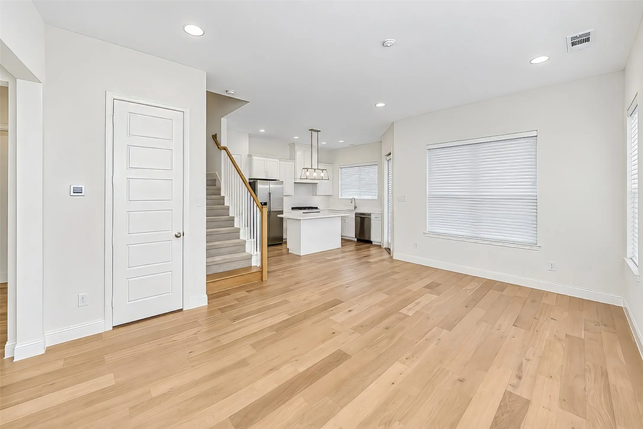 Townhouse For Rent in Tarrant County , 6308 Oakbend Circle, Fort Worth, Texas 76132, 3 Bedroom, 3 Bathroom, 2 Garage spaces, 1,999 Sqft, built in 2020, mls#21393340, Real Estate Agent in Fort Worth, Homes For Rent in Tarrant county, Homes For Rent in Fort Worth, Realtor in Fort Worth Texas, Real Estate Brokerage Independent Realty Texas, Luminita Cordes Realtor