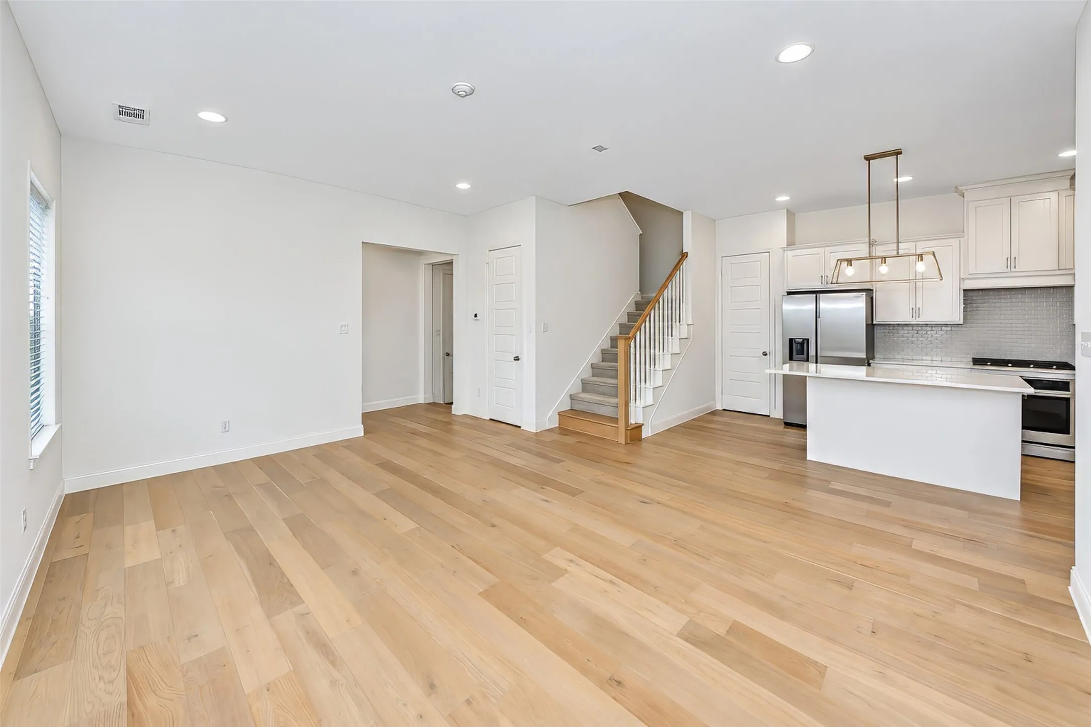 Townhouse For Rent in Tarrant County , 6308 Oakbend Circle, Fort Worth, Texas 76132, 3 Bedroom, 3 Bathroom, 2 Garage spaces, 1,999 Sqft, built in 2020, mls#21393340, Real Estate Agent in Fort Worth, Homes For Rent in Tarrant county, Homes For Rent in Fort Worth, Realtor in Fort Worth Texas, Real Estate Brokerage Independent Realty Texas, Luminita Cordes Realtor