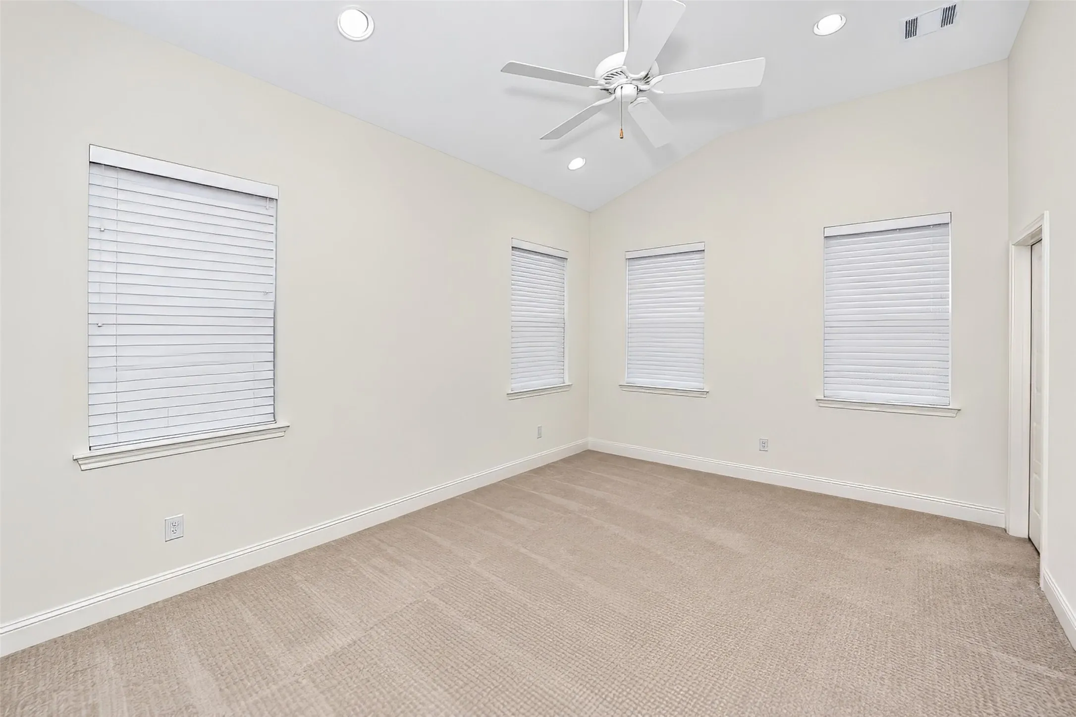 Townhouse For Rent in Tarrant County , 6308 Oakbend Circle, Fort Worth, Texas 76132, 3 Bedroom, 3 Bathroom, 2 Garage spaces, 1,999 Sqft, built in 2020, mls#21393340, Real Estate Agent in Fort Worth, Homes For Rent in Tarrant county, Homes For Rent in Fort Worth, Realtor in Fort Worth Texas, Real Estate Brokerage Independent Realty Texas, Luminita Cordes Realtor