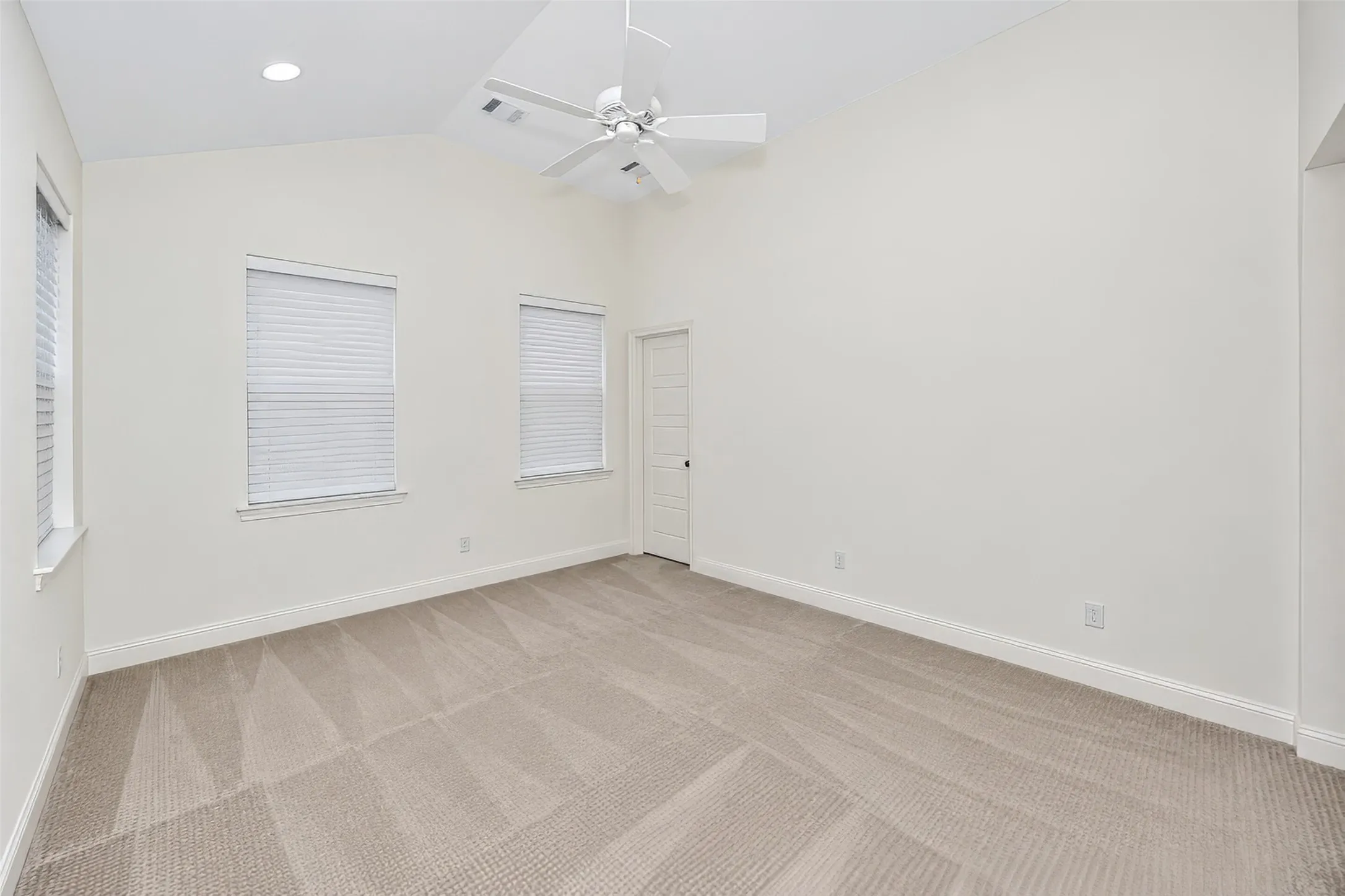 Townhouse For Rent in Tarrant County , 6308 Oakbend Circle, Fort Worth, Texas 76132, 3 Bedroom, 3 Bathroom, 2 Garage spaces, 1,999 Sqft, built in 2020, mls#21393340, Real Estate Agent in Fort Worth, Homes For Rent in Tarrant county, Homes For Rent in Fort Worth, Realtor in Fort Worth Texas, Real Estate Brokerage Independent Realty Texas, Luminita Cordes Realtor