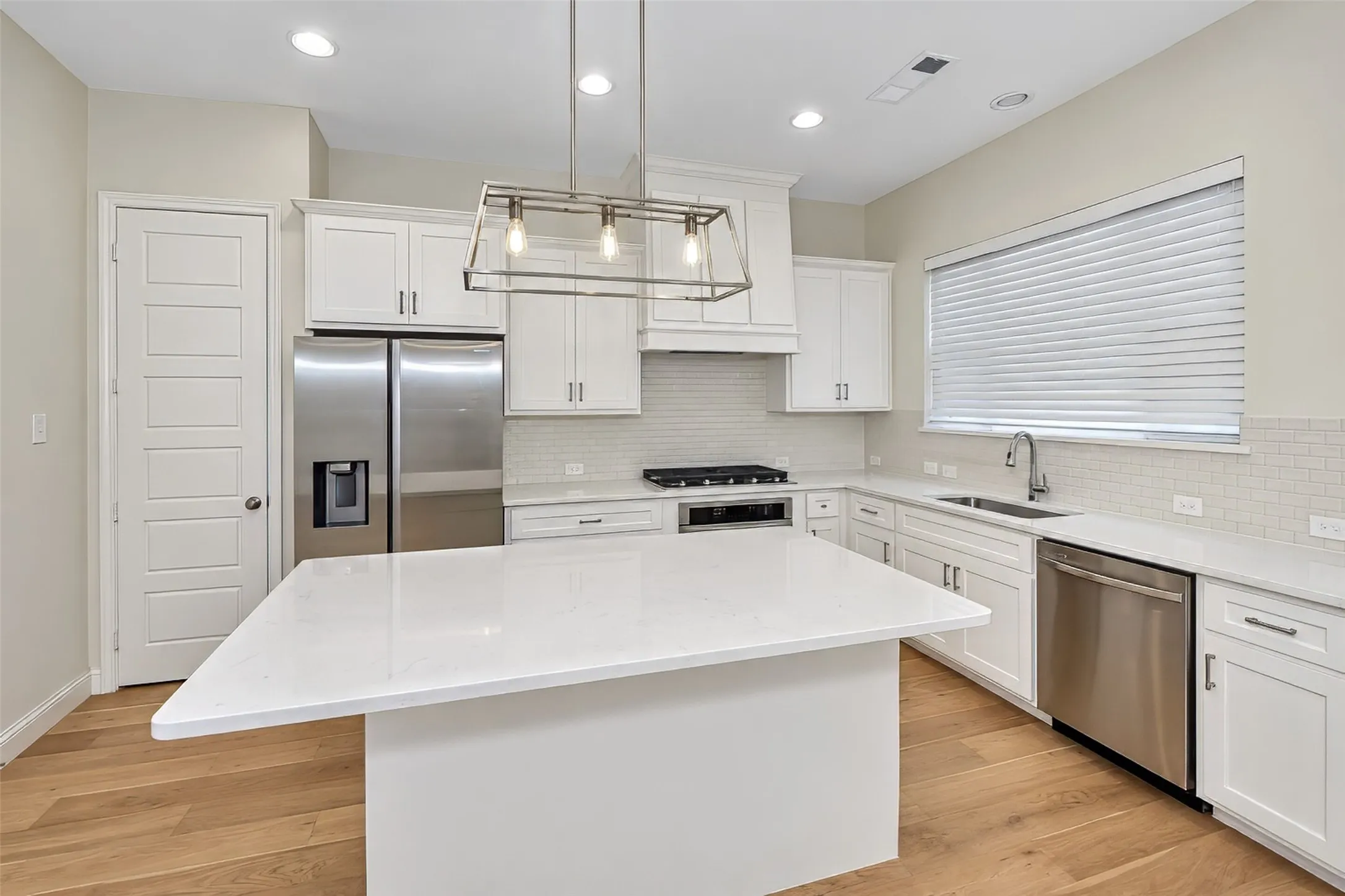 Townhouse For Rent in Tarrant County , 6308 Oakbend Circle, Fort Worth, Texas 76132, 3 Bedroom, 3 Bathroom, 2 Garage spaces, 1,999 Sqft, built in 2020, mls#21393340, Real Estate Agent in Fort Worth, Homes For Rent in Tarrant county, Homes For Rent in Fort Worth, Realtor in Fort Worth Texas, Real Estate Brokerage Independent Realty Texas, Luminita Cordes Realtor