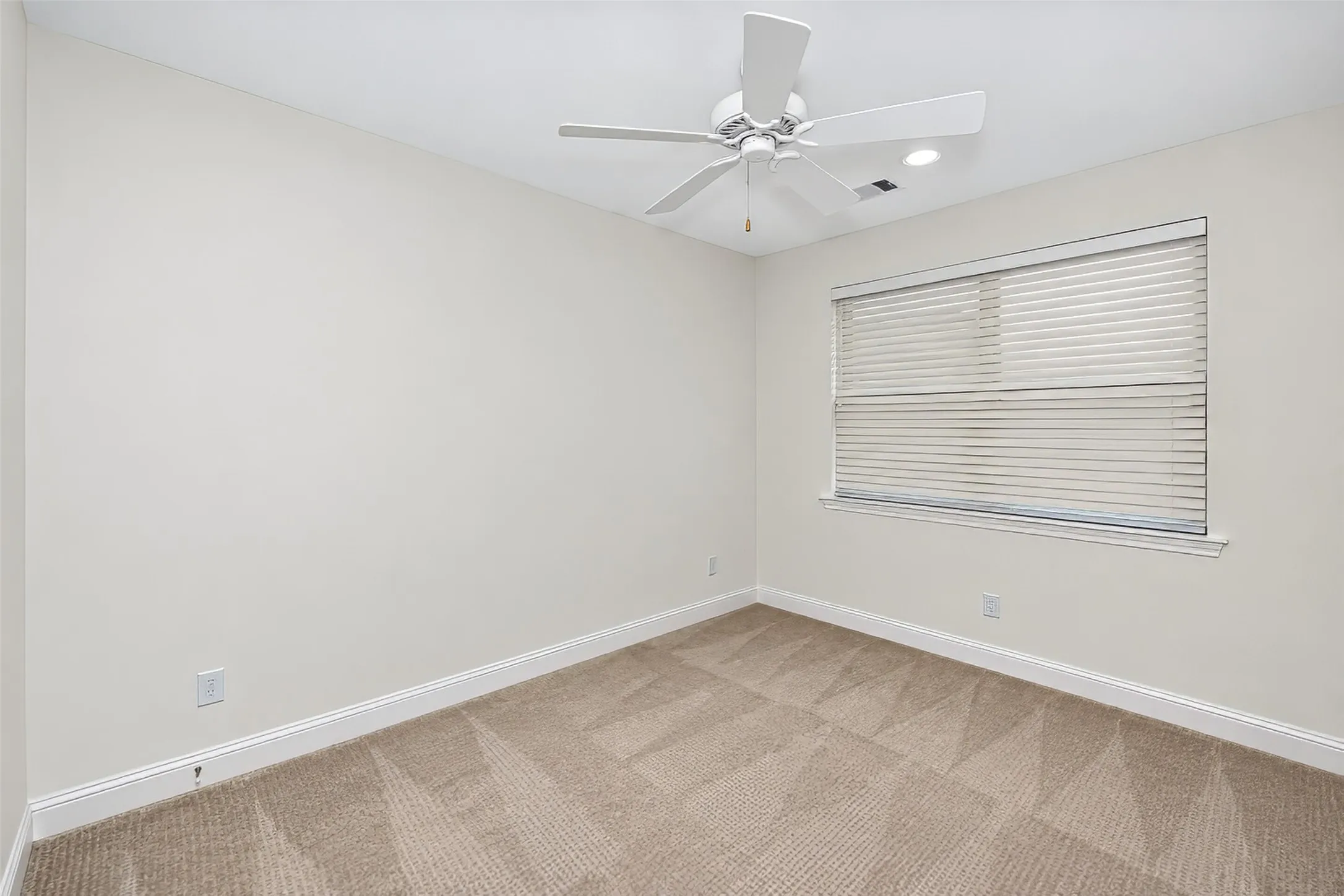 Townhouse For Rent in Tarrant County , 6308 Oakbend Circle, Fort Worth, Texas 76132, 3 Bedroom, 3 Bathroom, 2 Garage spaces, 1,999 Sqft, built in 2020, mls#21393340, Real Estate Agent in Fort Worth, Homes For Rent in Tarrant county, Homes For Rent in Fort Worth, Realtor in Fort Worth Texas, Real Estate Brokerage Independent Realty Texas, Luminita Cordes Realtor