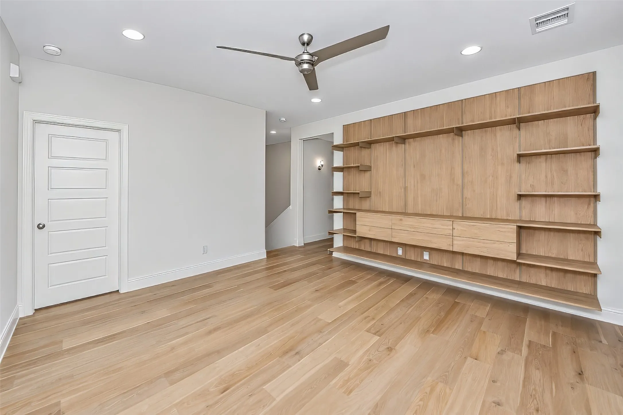 Townhouse For Rent in Tarrant County , 6308 Oakbend Circle, Fort Worth, Texas 76132, 3 Bedroom, 3 Bathroom, 2 Garage spaces, 1,999 Sqft, built in 2020, mls#21393340, Real Estate Agent in Fort Worth, Homes For Rent in Tarrant county, Homes For Rent in Fort Worth, Realtor in Fort Worth Texas, Real Estate Brokerage Independent Realty Texas, Luminita Cordes Realtor