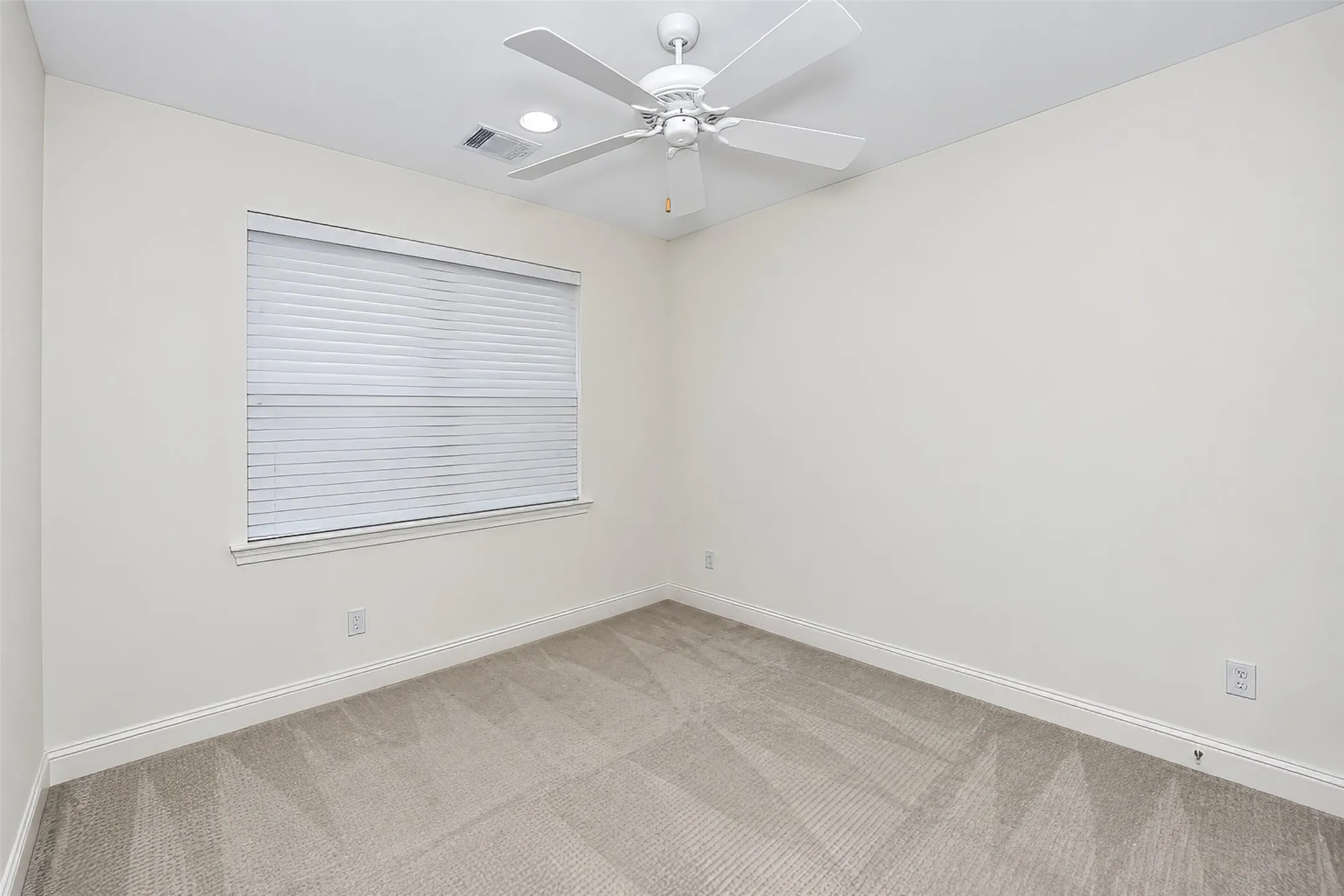 Townhouse For Rent in Tarrant County , 6308 Oakbend Circle, Fort Worth, Texas 76132, 3 Bedroom, 3 Bathroom, 2 Garage spaces, 1,999 Sqft, built in 2020, mls#21393340, Real Estate Agent in Fort Worth, Homes For Rent in Tarrant county, Homes For Rent in Fort Worth, Realtor in Fort Worth Texas, Real Estate Brokerage Independent Realty Texas, Luminita Cordes Realtor